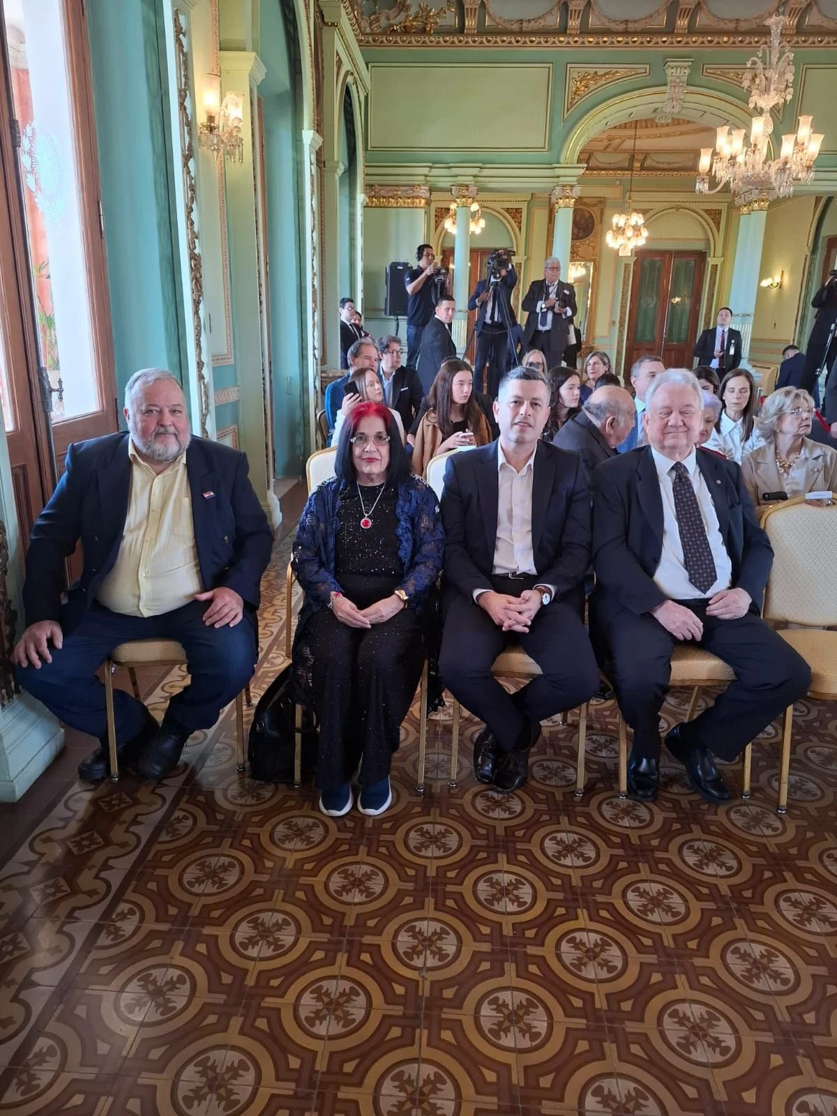 Escritores reciben premio nacional y menciones honorificas