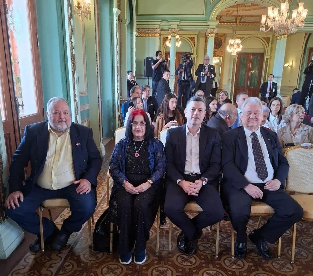 Escritores reciben premio nacional y menciones honoríficas