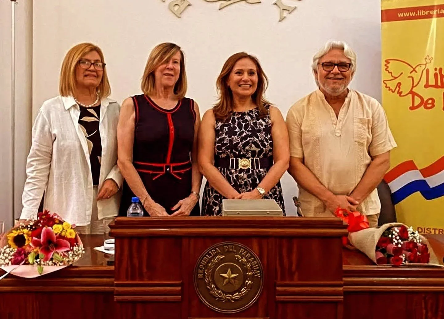 La Presidenta de EPA, Carmen Cáceres, y la escritora Lourdes Espínola presentaron el libro “Palabras detrás del calendario”