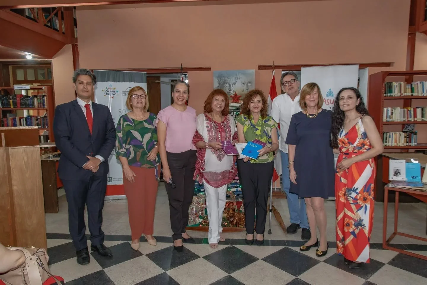 EPA acompañó entrega de libros de la socia Lourdes Espínola 
