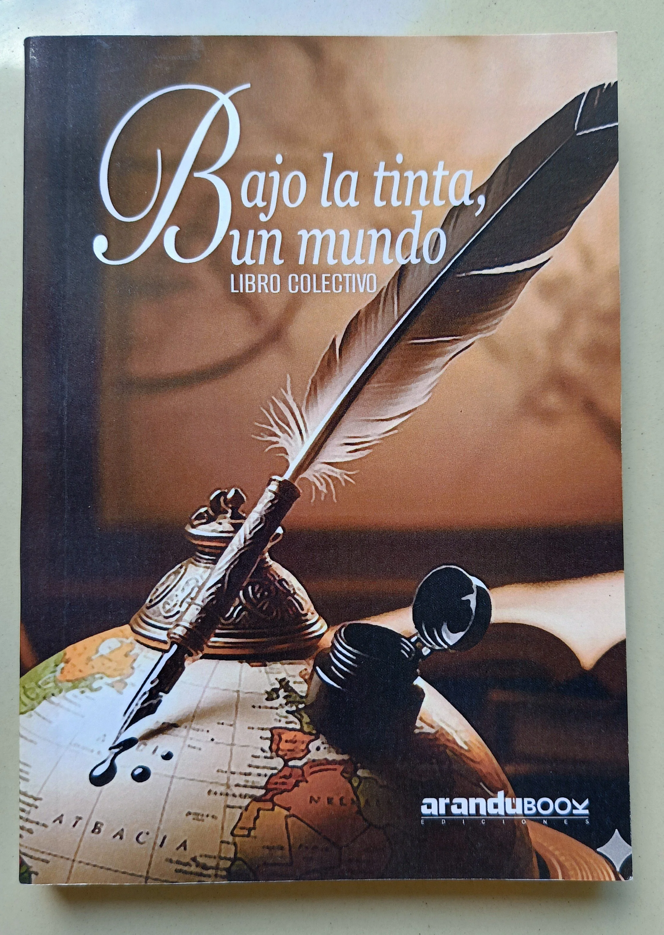 Bajo la tinta, un mundo