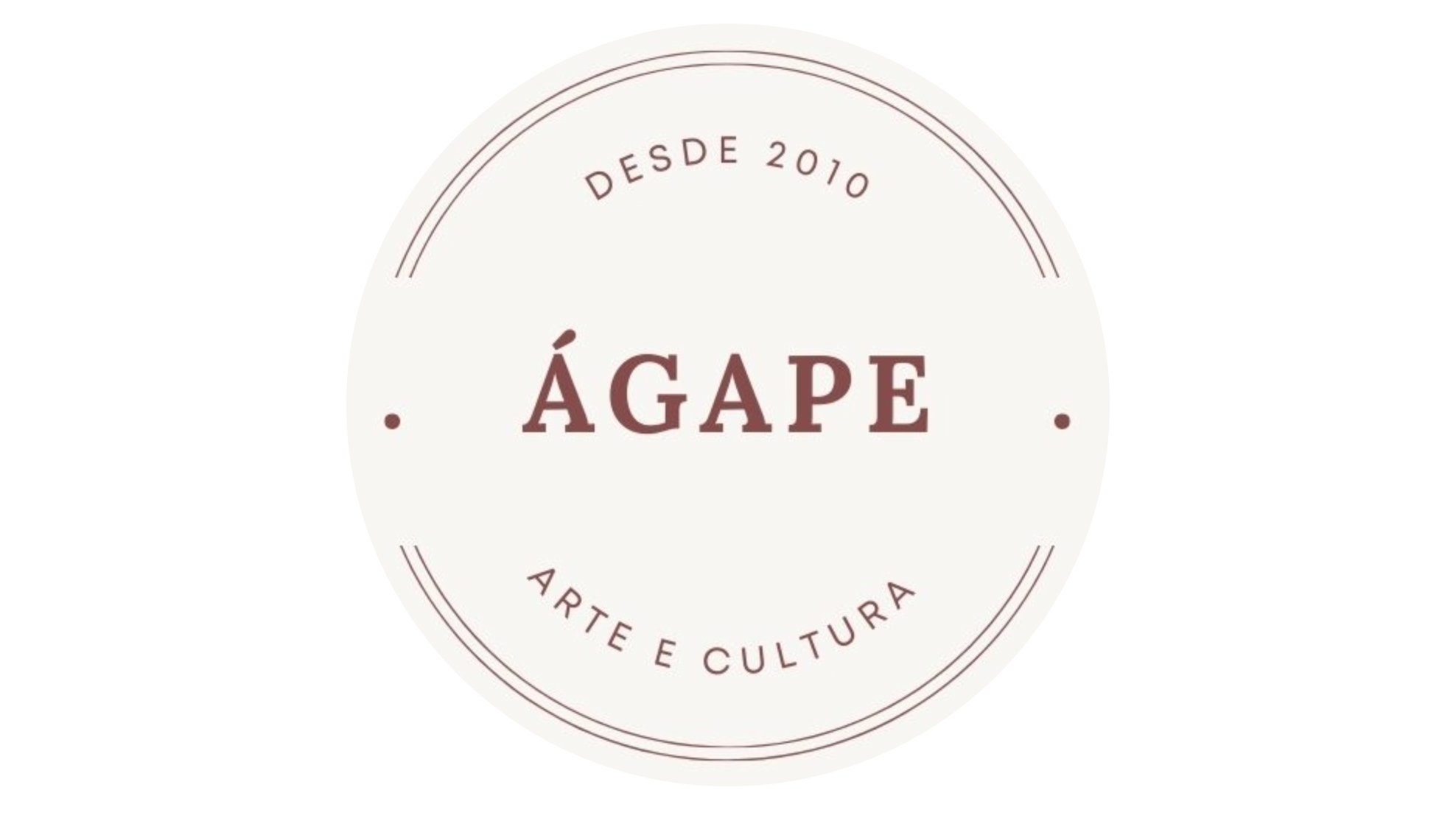 Logotipo circular com o texto "ÁGAPE" no centro e as frases "Desde 2010" na parte superior e "Arte e Cultura" na parte inferior, tudo em tons de marrom escuro sobre fundo claro.