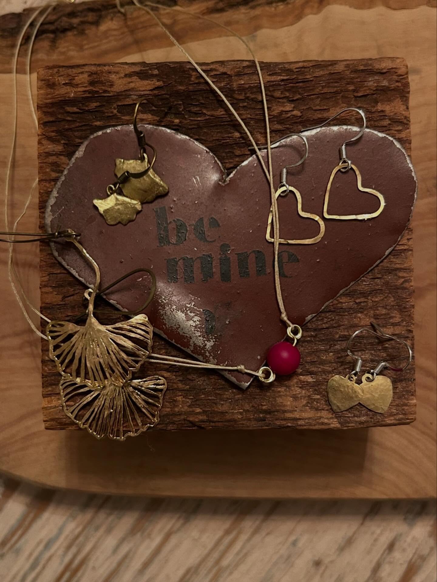 ❤️❤️Holiday for LOVE coming up so treat yourself or someone you love to @peace_by_piece_ !❤️❤️

Available locally in Leesburg directly from me @studio101leesburg , @birchtreebookstore + @foliageplantshopva 11 W Market, or @king_street_collective 26 N