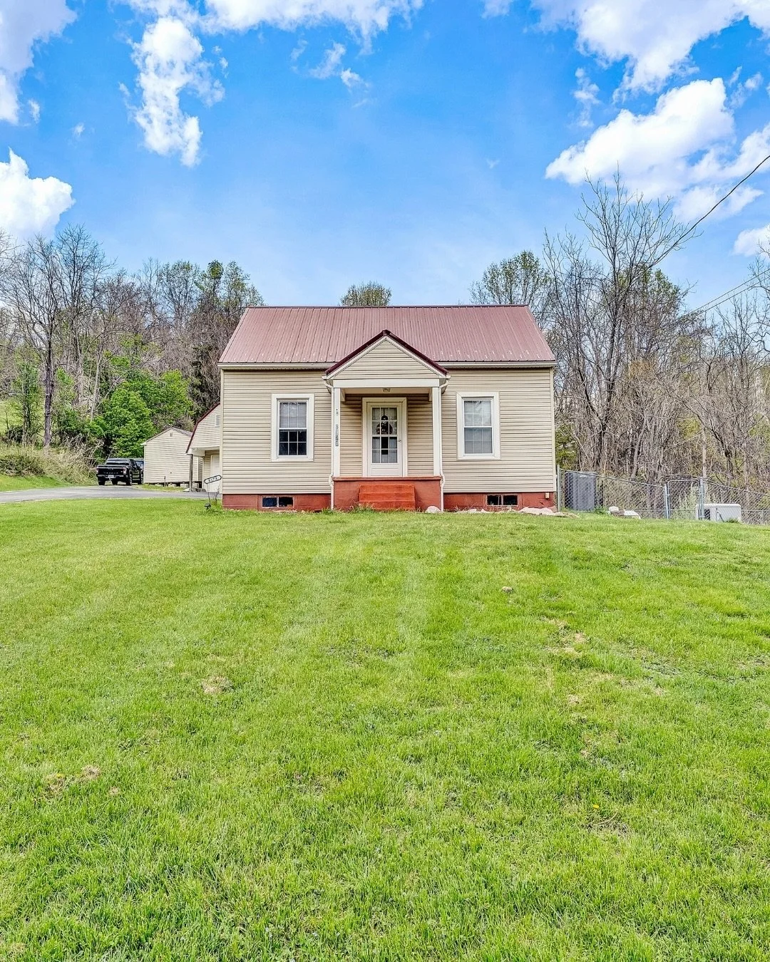 ANOTHER open house opportunity at my sweet 8173 Bent Mountain Road abode, hosted by Scott Jenkins from 12:00 PM-2:00 PM. Homemade lemon and cookie bars will be waiting for you. ✨🍪

Featuring over three acres, gorgeous panoramic mountain views, and a