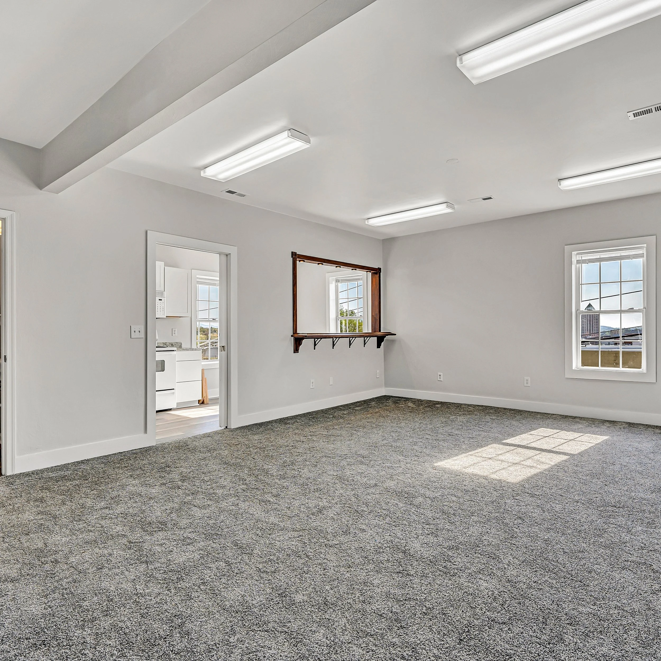 For Rent | 2/3 bedroom, 1 bathroom condo in Downtown Roanoke. Unit features ample natural light and beautiful window views of our city, spacious living areas, and recently upgraded finishes.

🚪Available unit at 701 Salem Avenue SW, Roanoke Virginia 