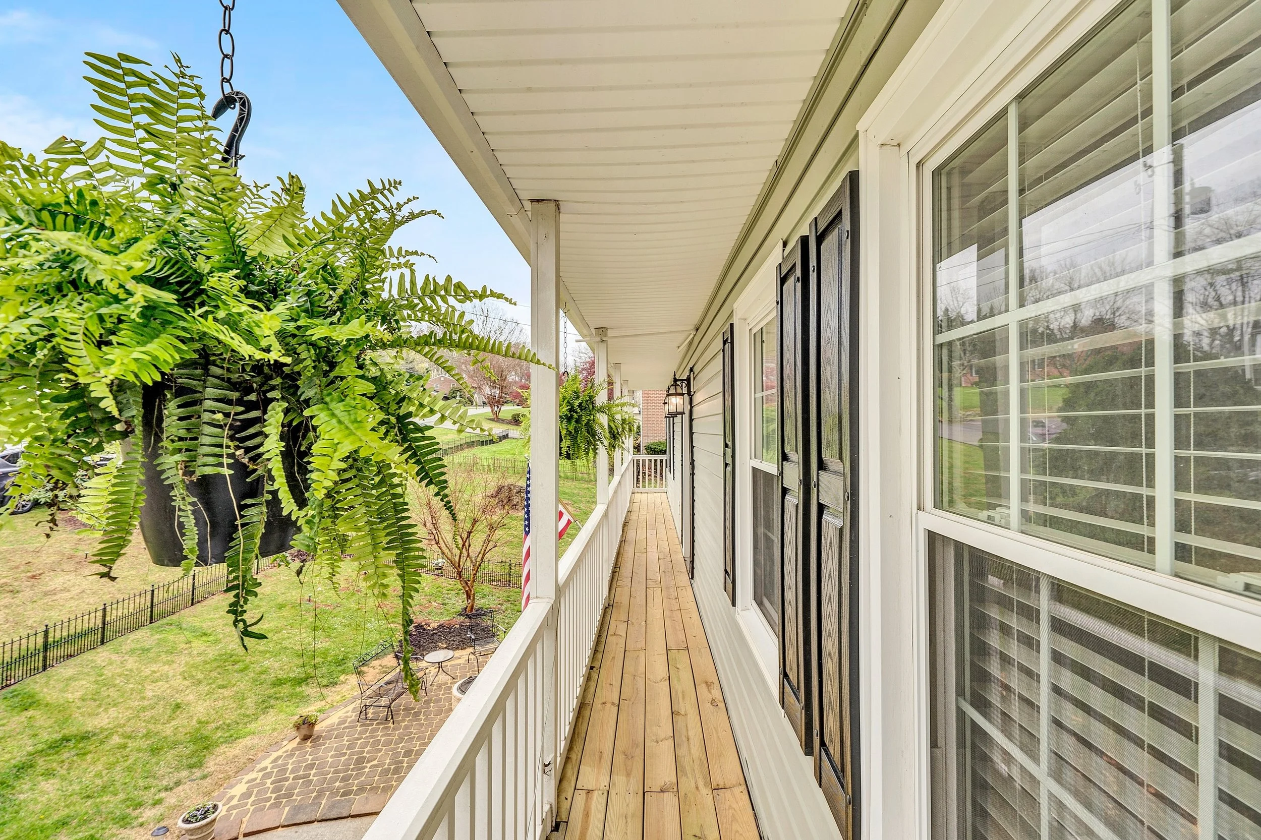 Finished up negotiations just before the open house for 1005 Chestnut Mountain. ✅

My favorite things: the arches, the spiral staircase, the dining/lounge area off the kitchen, the amazing back patio primed for summer evenings, and the uniquely desig