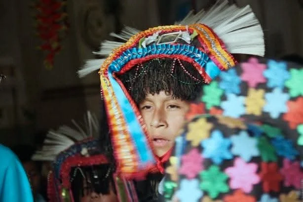 Danzante participando en la fiesta patronal de San Miguel Tzinacapan, Puebla.