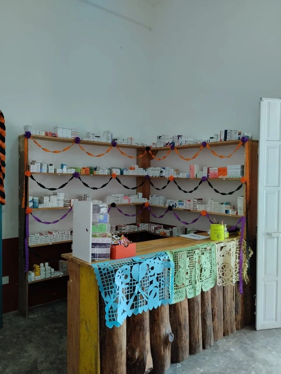 Estante de medicamentos existentes en la farmacia comunitaria de San Andrés Tzicuilan, Puebla.