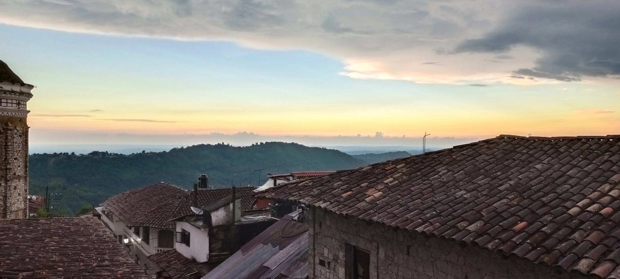 Vista del atardecer en Cuetzalan, Puebla.