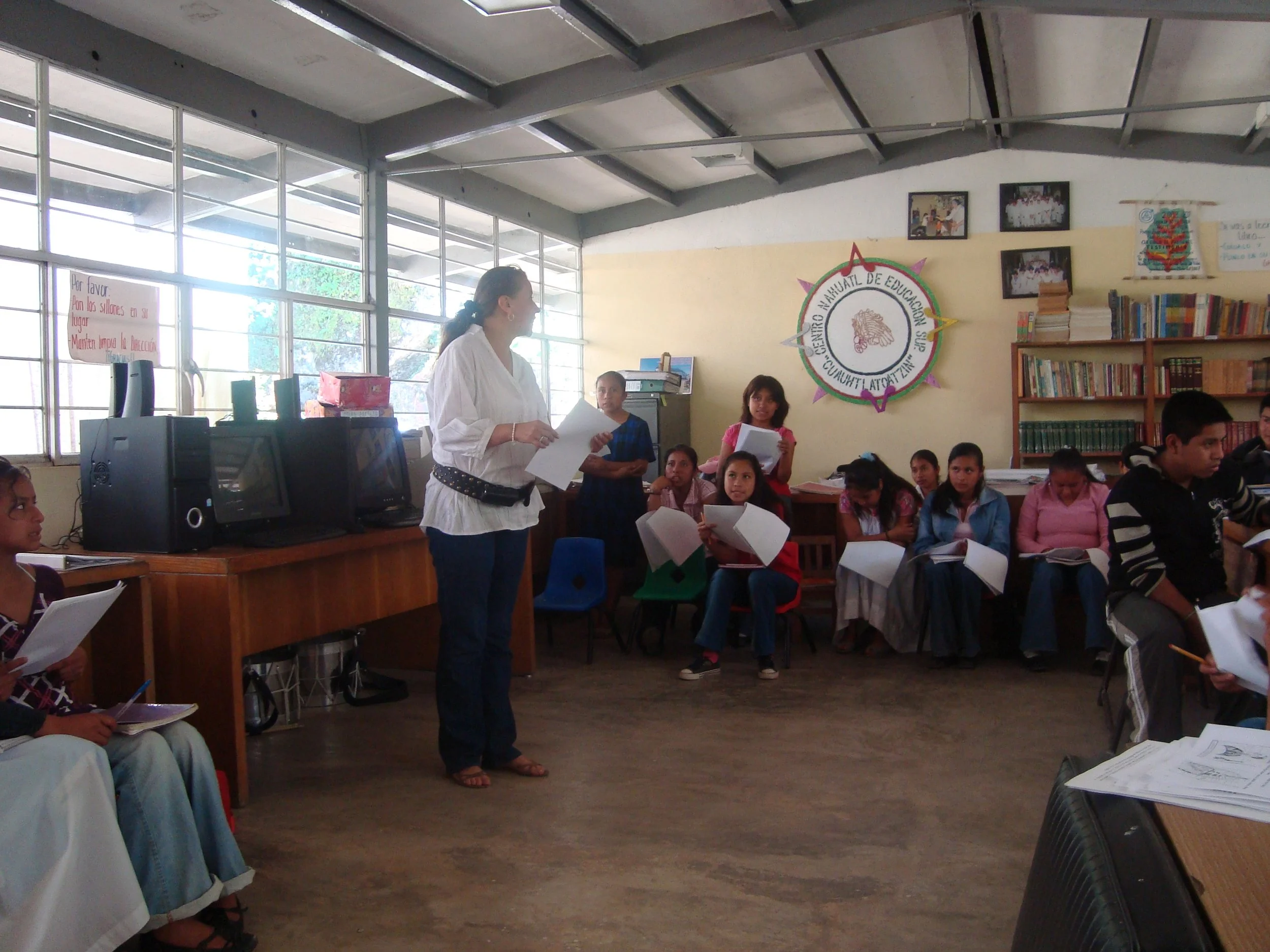 Personal capacitado dando asesoría tanto a maestros como alumnos del Centro Educativo Cuauhtlatoatzin como parte de un proyecto educativo.