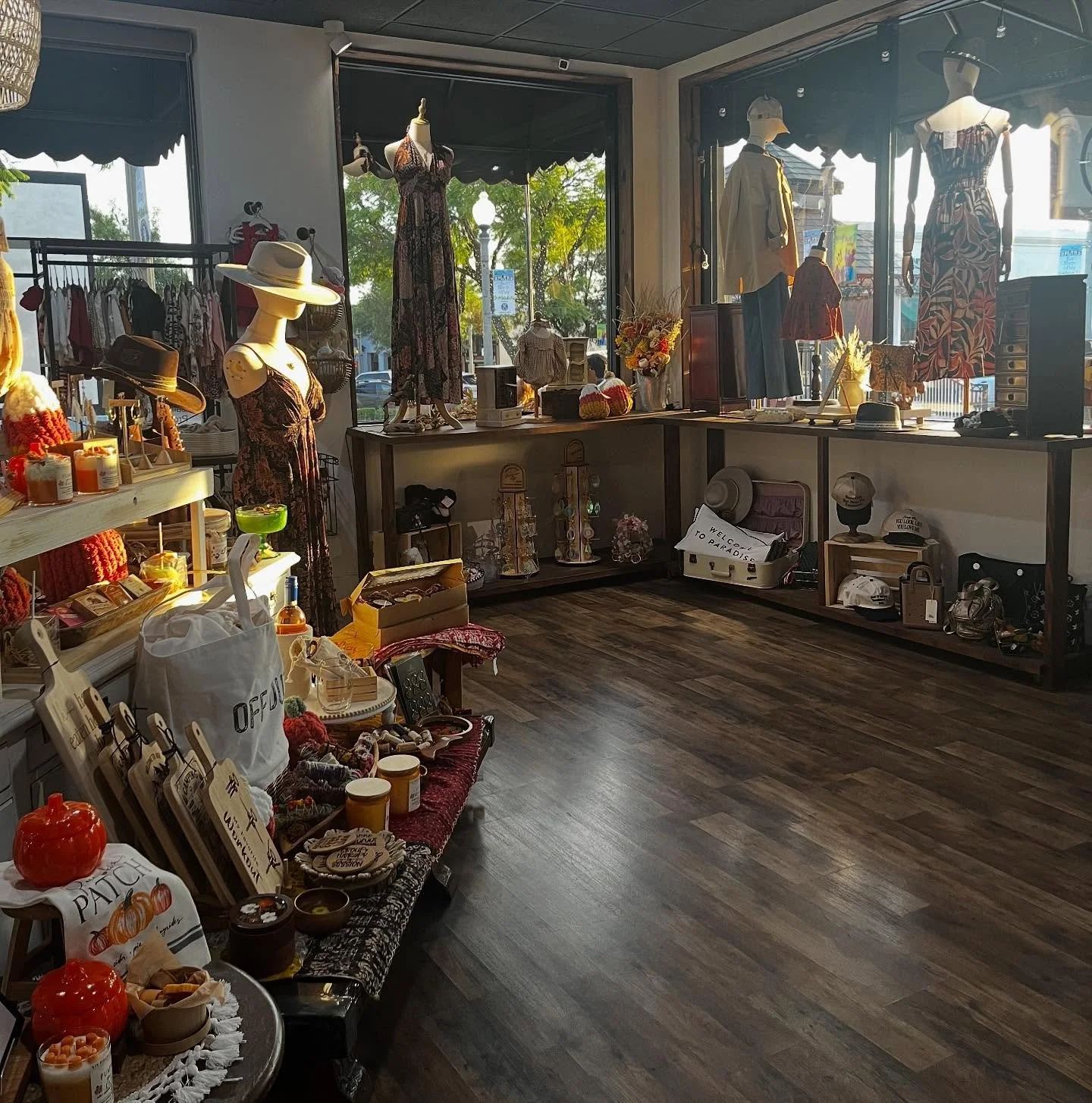 Fall is in full swing here in the collective. As much as I don’t want to say goodbye to summer, this fall vibe is gorgeous. Thank you to all of our local small businesses within our shop..their talents and creativity make this happen!  #rustica