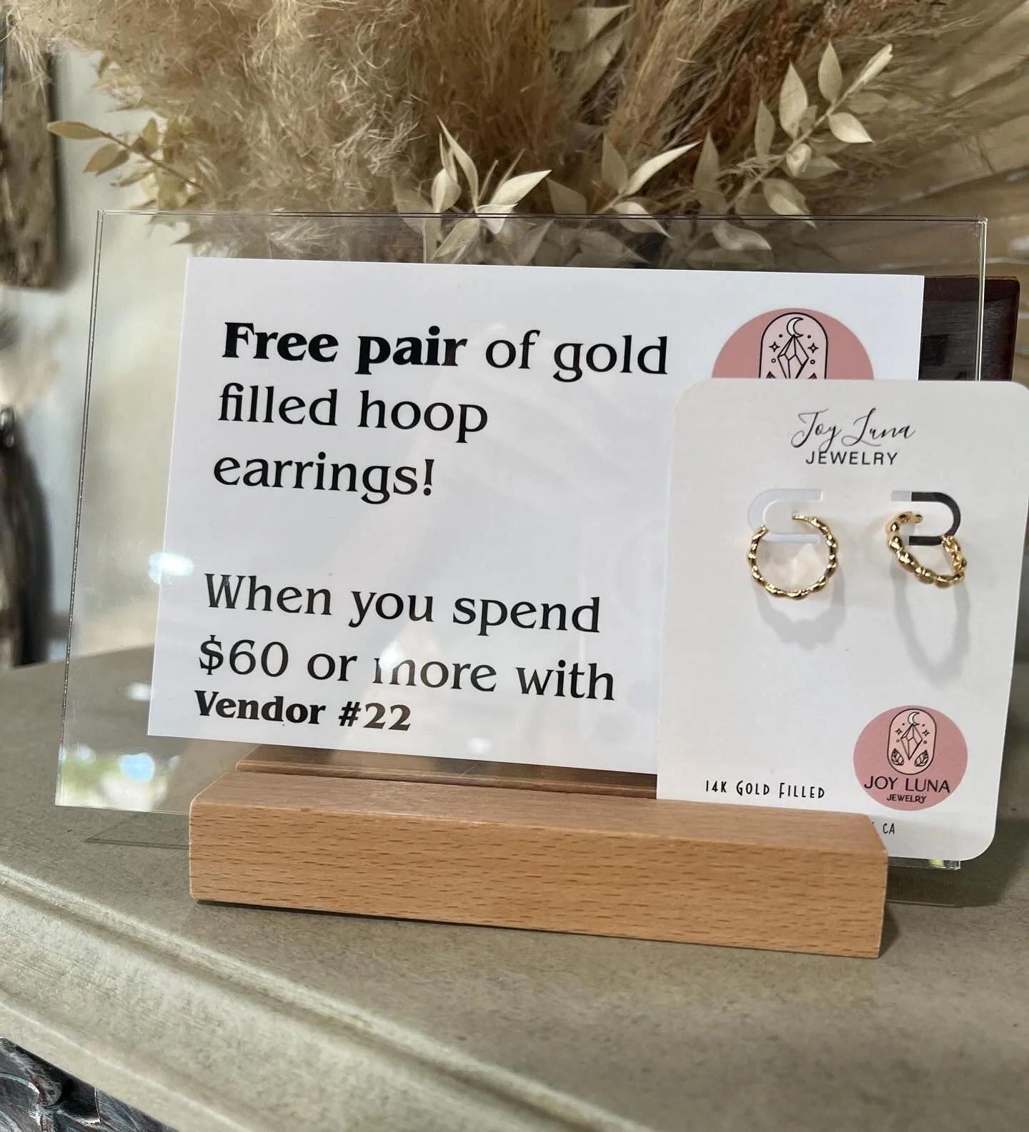 Start your holiday shopping early and enjoy a little something extra from us!
Receive a free gift with any $60+ purchase from @joylunajewelry  Our way of saying thank you for shopping small and supporting local this season.
Find something special for