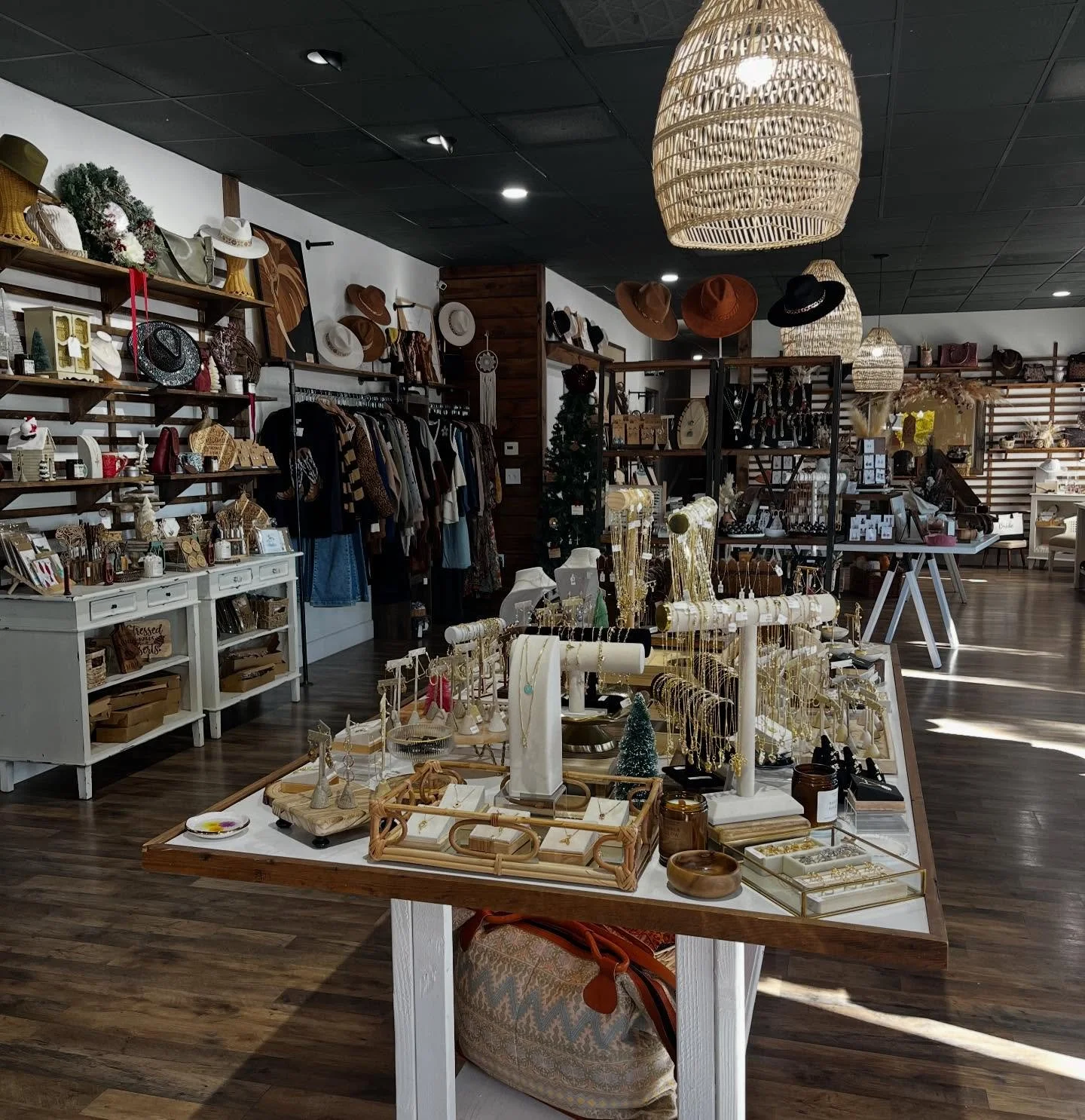 ✨Calling All Makers and Creatives ✨ We&rsquo;re  excited to announce that Rustic &amp; Modern Collective is looking for new vendors to join our community of artists, makers, and small batch creators! If you&rsquo;re passionate about what you make, wh