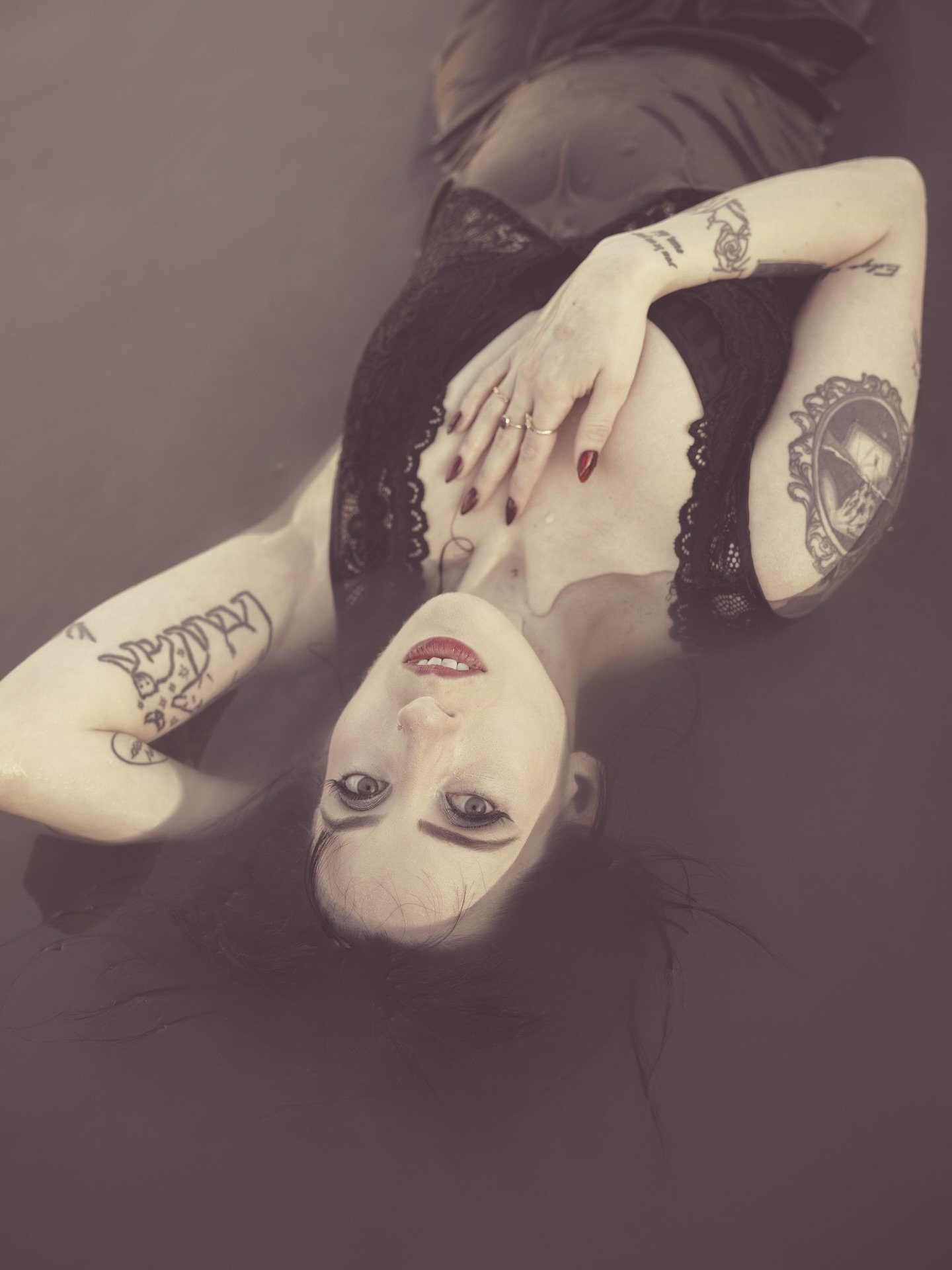 A Southern Gothic staredown 🖤
-
📸: @halleblackphoto 
#utahmodel #darkphoto #darkphotography📷 #slcphotographer #saltlakeartist