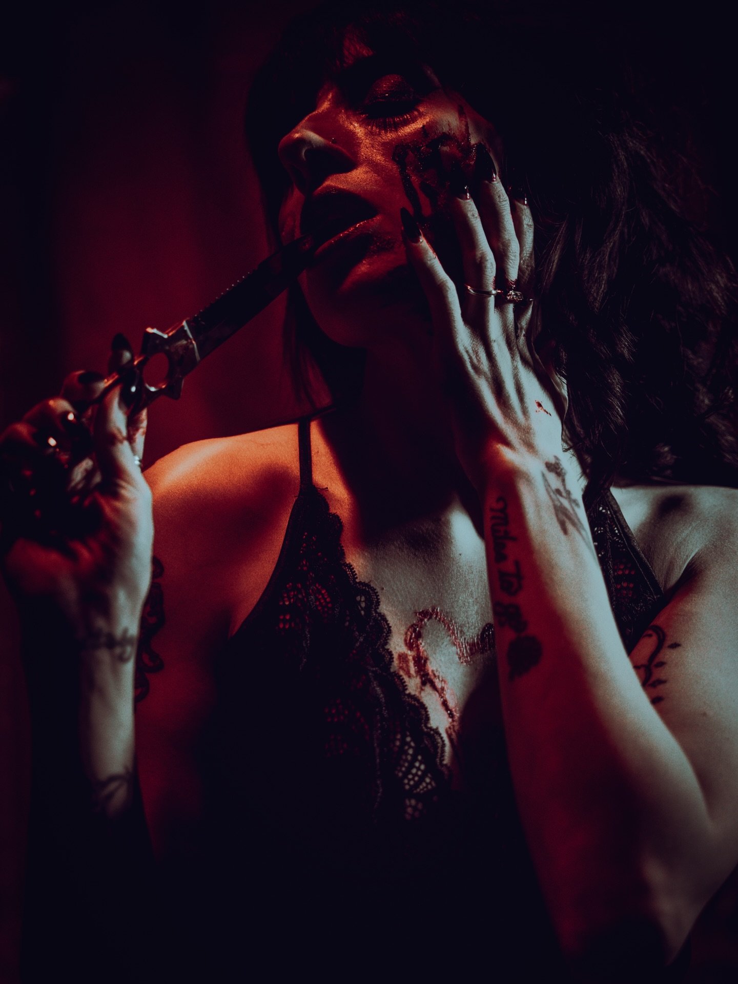 Life is a commercial for death 🖤🔪
-
📸: @halleblackphoto 
#bloodyvalentine #bloodymakeup #altmodel #horrorphotography #darkartist 

FAKE BLOOD FAKE BODY