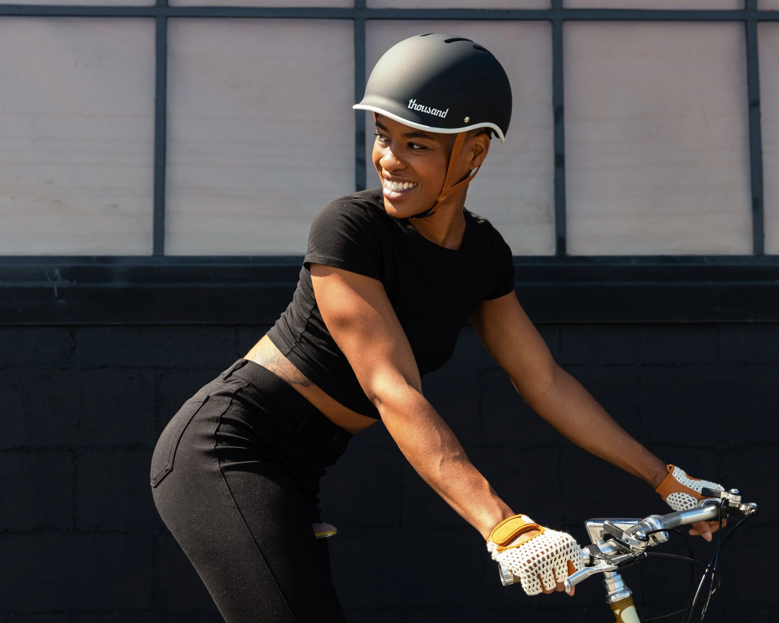 thousand-helmet-heritage2-lifestyle-carbon-black-6.jpg