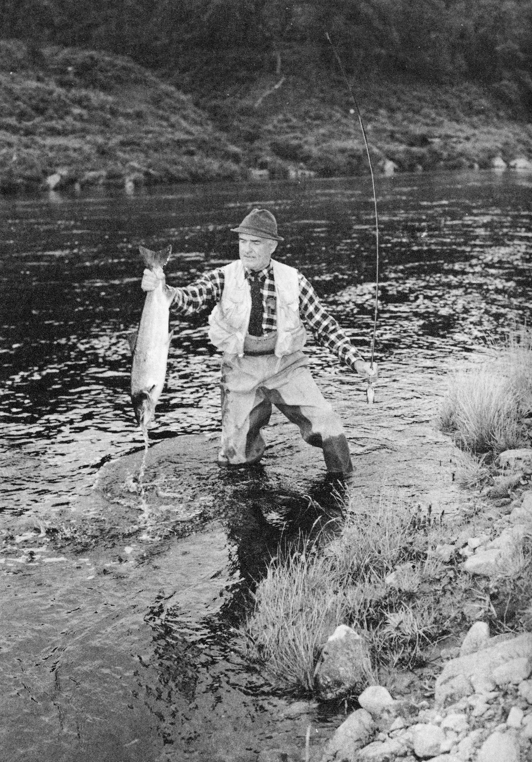 Joe Brooks hand-tails a fifteen-pounder on Scotland’s Oykel River. From Atlantic Salmon Flies & Fishing by Joseph D. Bates Jr.