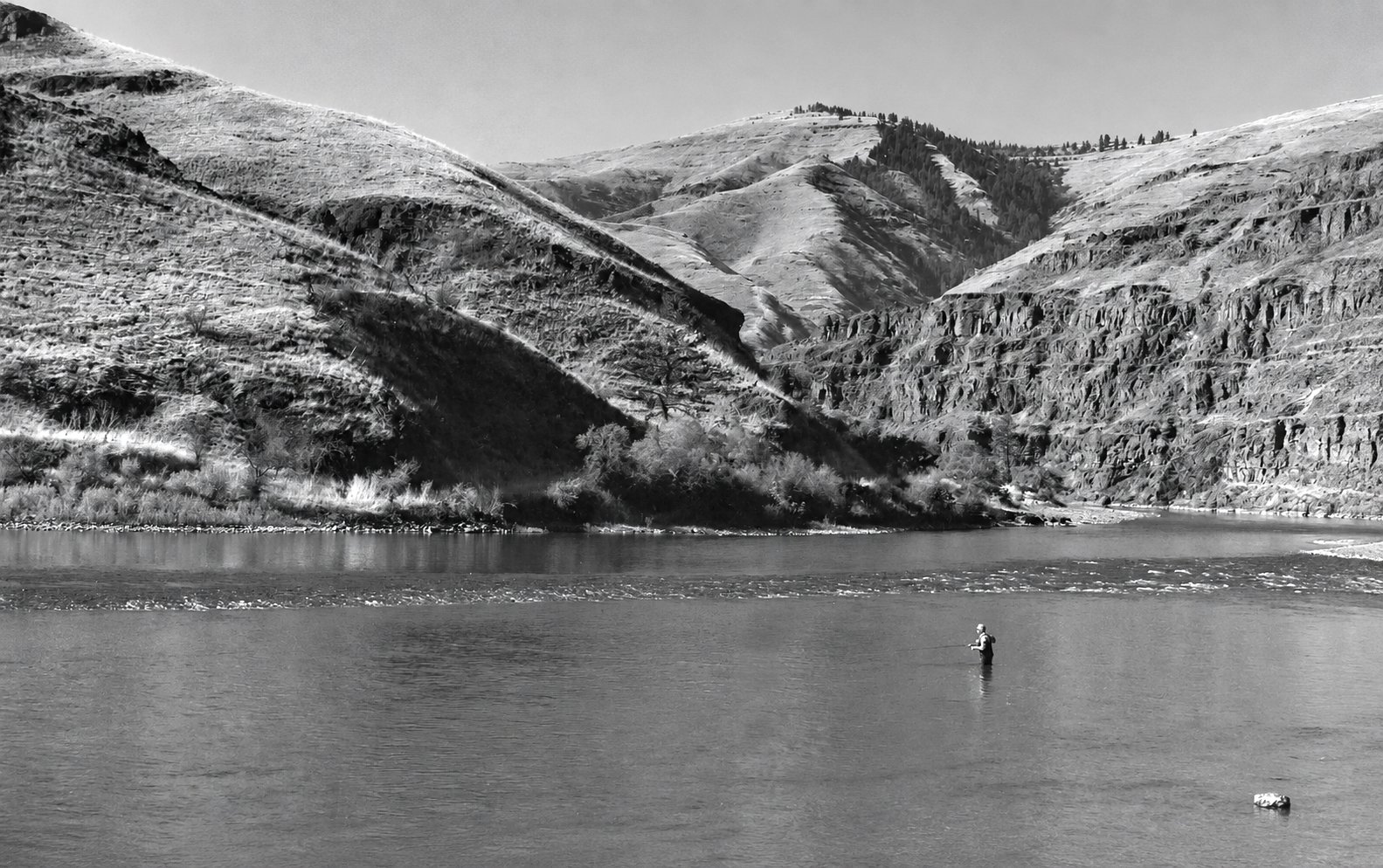 LeRoy Hyatt leads a Bloody Muddler through the Grande Ronde’s Hole in he Wall.
