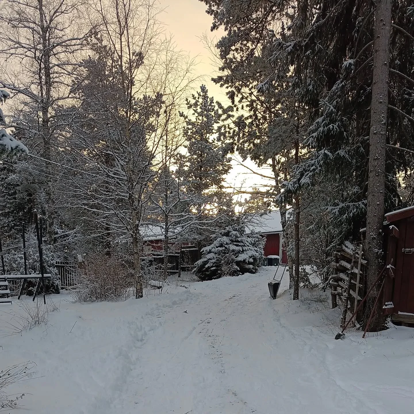 Dagbok: Jag ska jobba mindre &aring;t andra s&auml;ger jag. Jag ska jobba mer f&ouml;r mig sj&auml;lv. Hur ska jag n&aring;gonsin kunna f&ouml;rverkliga det jag vill f&ouml;rverkliga om jag f&ouml;rverkligar &aring;t andra ist&auml;llet? 
Sen viftar 