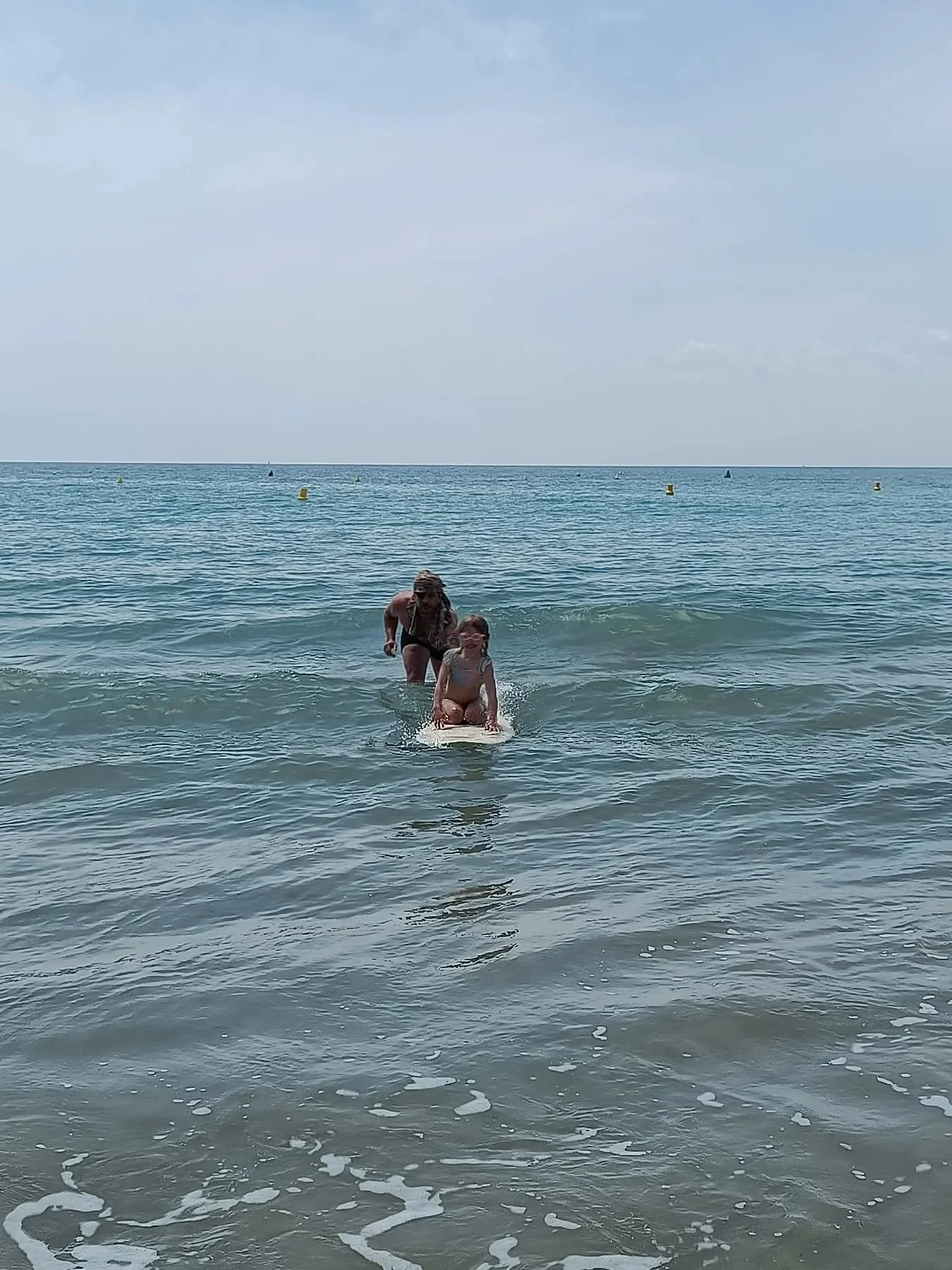Semesterdagbok - Moniz f&ouml;rsta g&aring;ng p&aring; surfbr&auml;da. Hon k&ouml;rde p&aring; i v&aring;gorna tills hon skallrade av kyla. Det &auml;r ju n&aring;got som &auml;r barn sysslar med och man som vuxen aldrig g&ouml;r - pinar sig i vattne