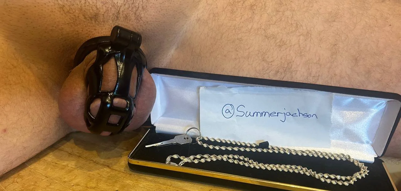 Summer Jachson recieves chastity key from submissive