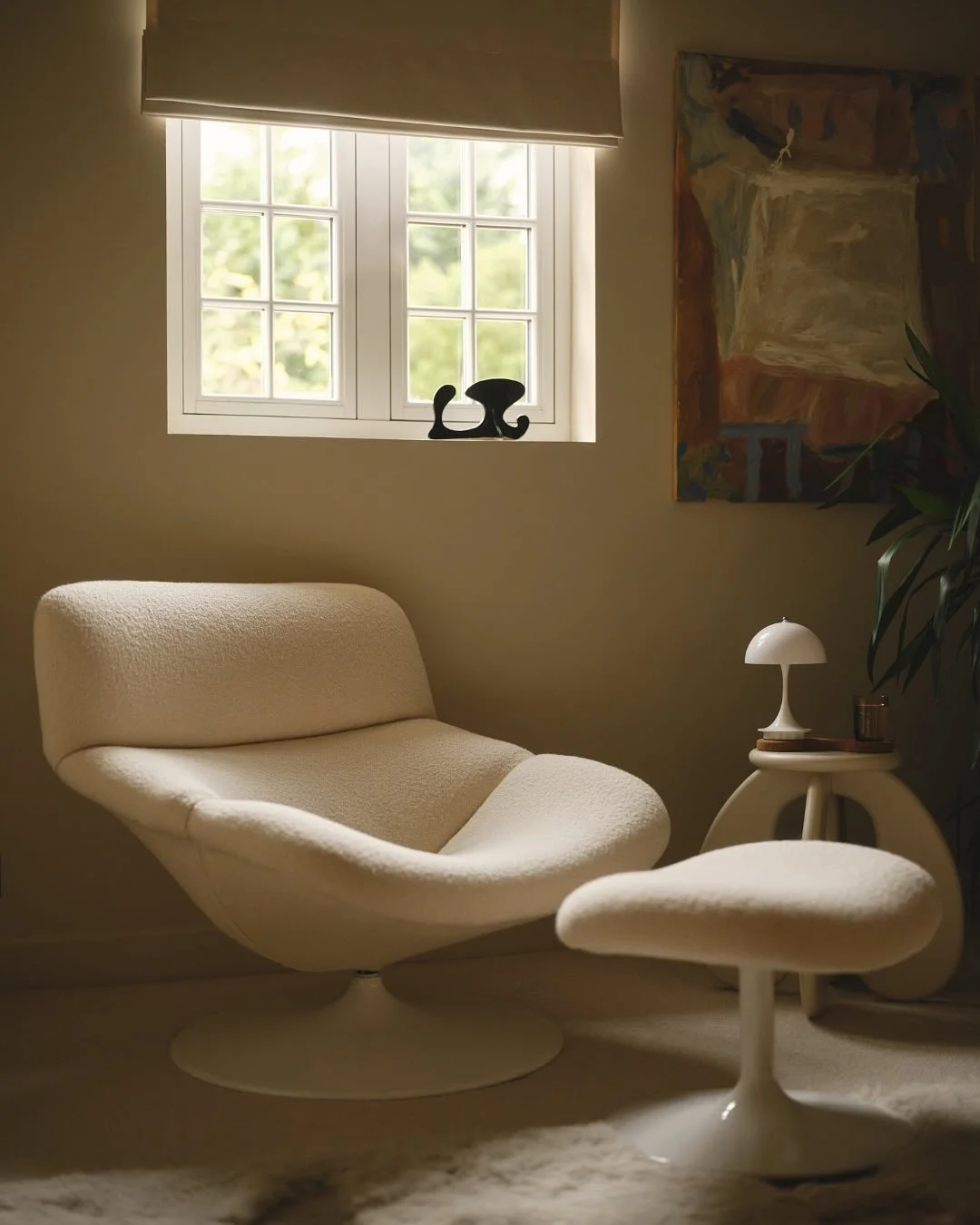 A chair that feels like you’re collapsing into a cloud.
That’s the brief our founder @gabrielgllau was working towards when searching for the perfect bedroom chair. He settled on the model F518 “Space” chair by British design