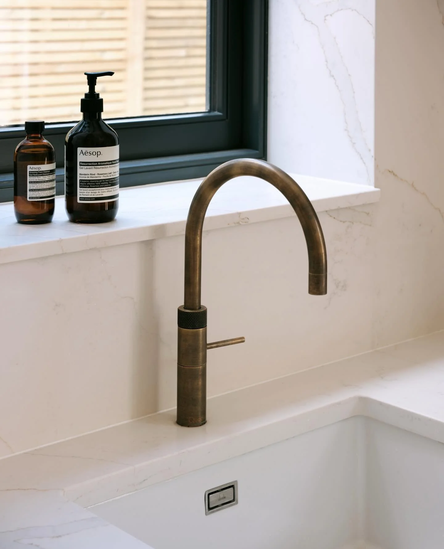High-quality finishes elevate everyday living at our High Cedar Drive development. Clean lines, marble surfaces and dark accents complement the brass Quooker tap, delivering boiling, chilled, and sparkling water instantly.