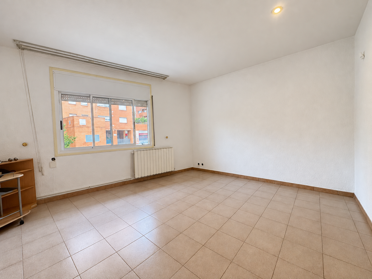 Habitación Vacía con Ventana y Radiador.png