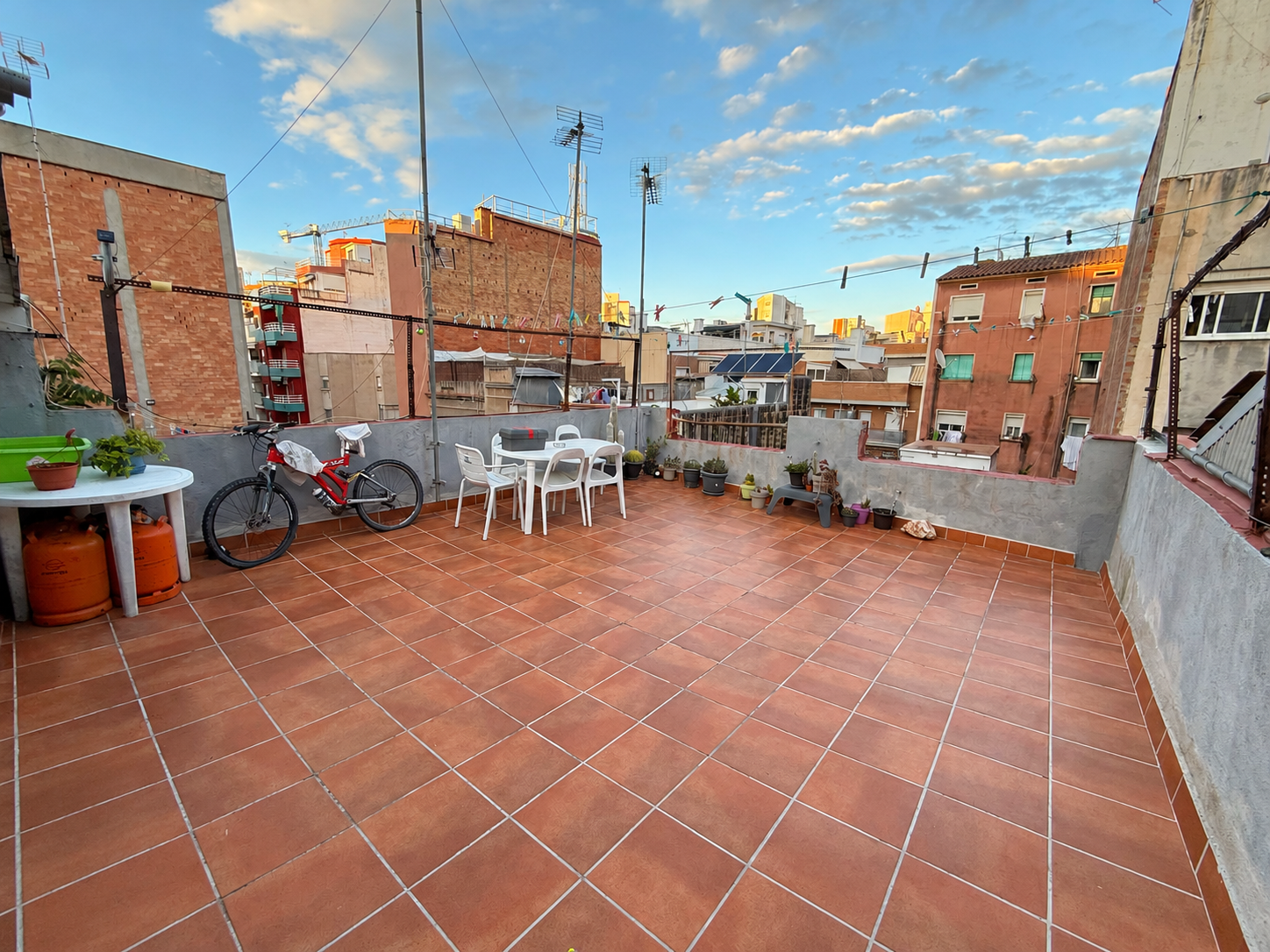 Terraza urbana con plantas y bicicletas.png