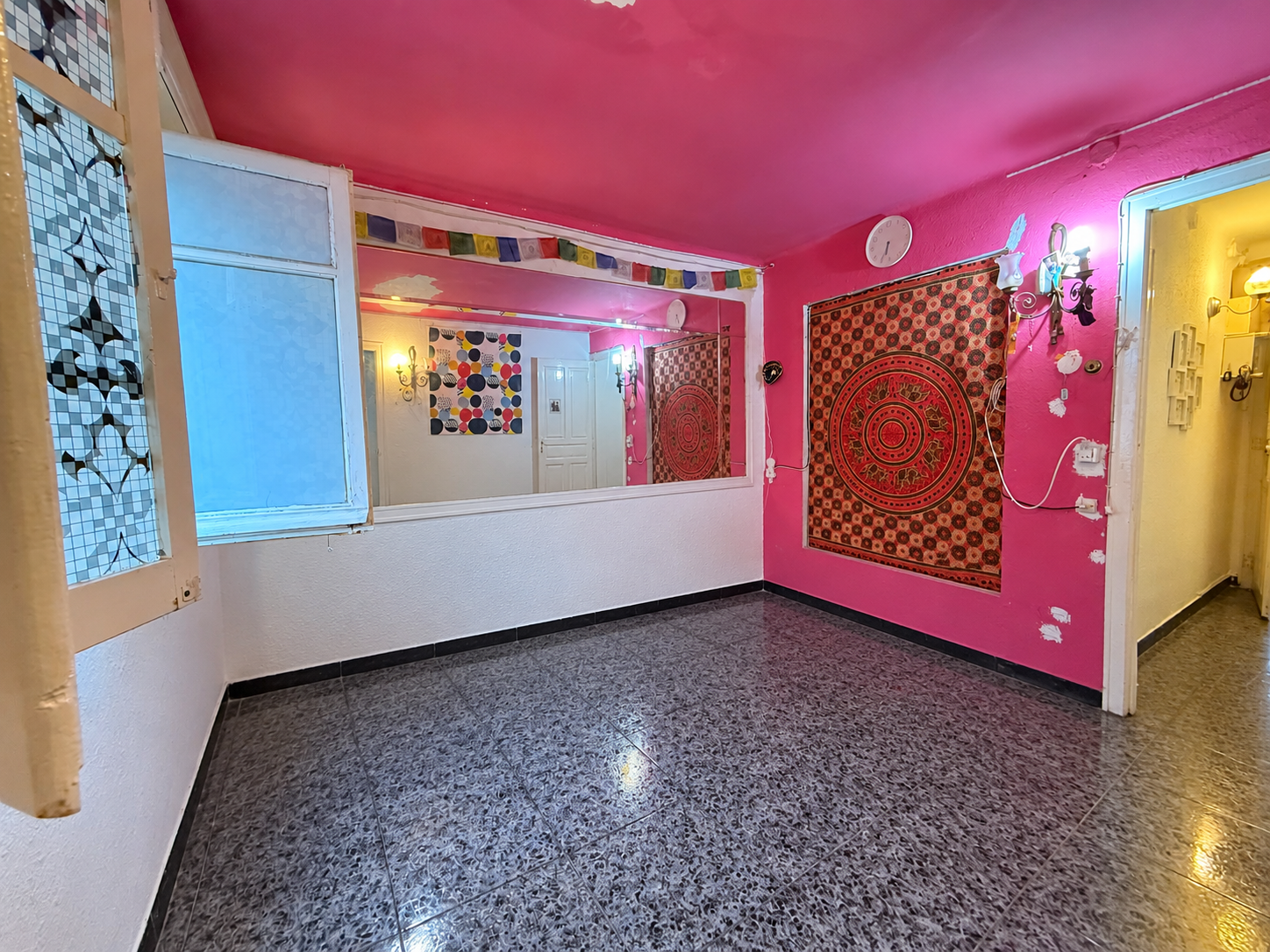 Habitación rosa vacía con mandala y espejo.png