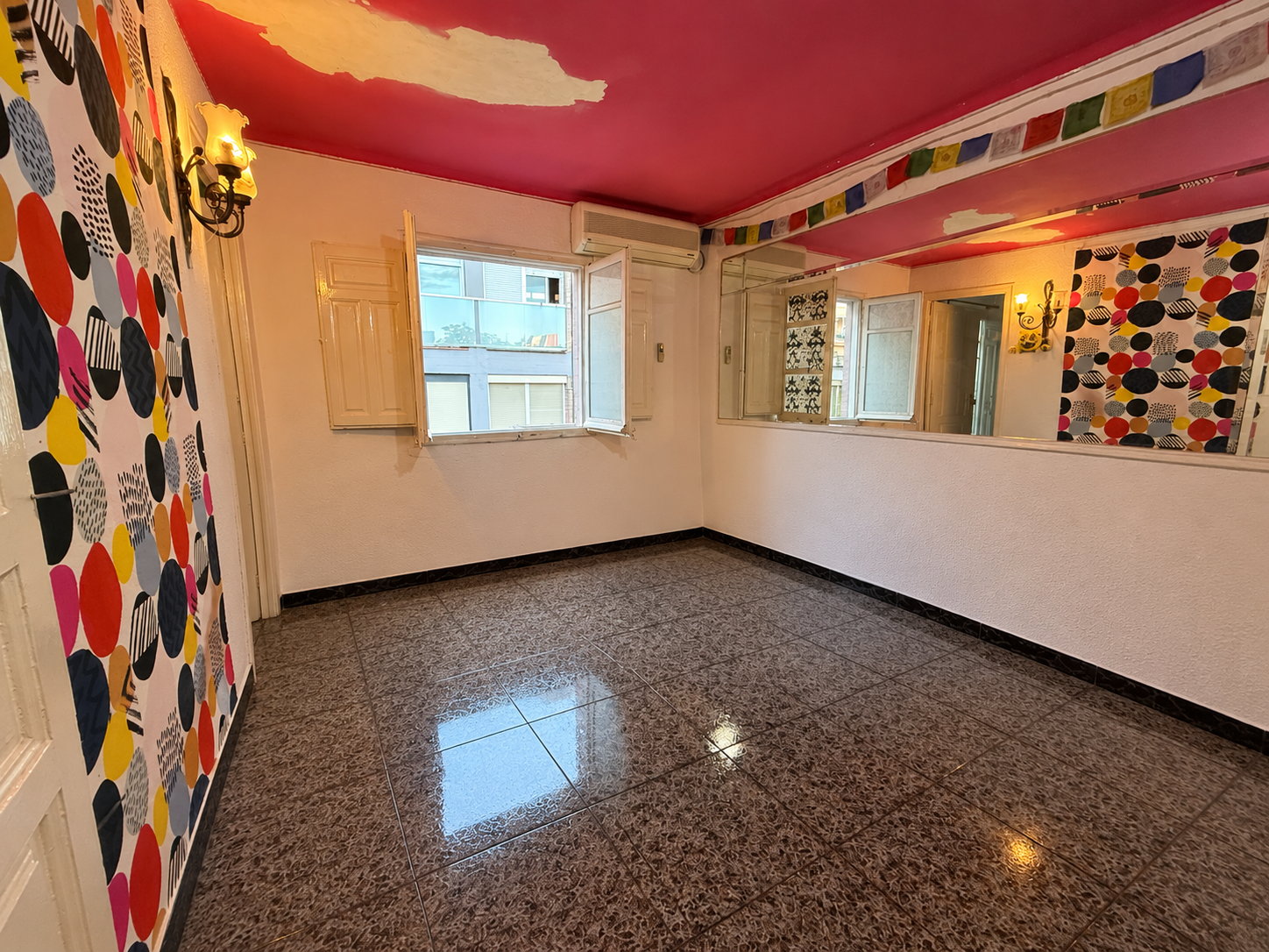 Habitación vacía con techo magenta y espejo.png