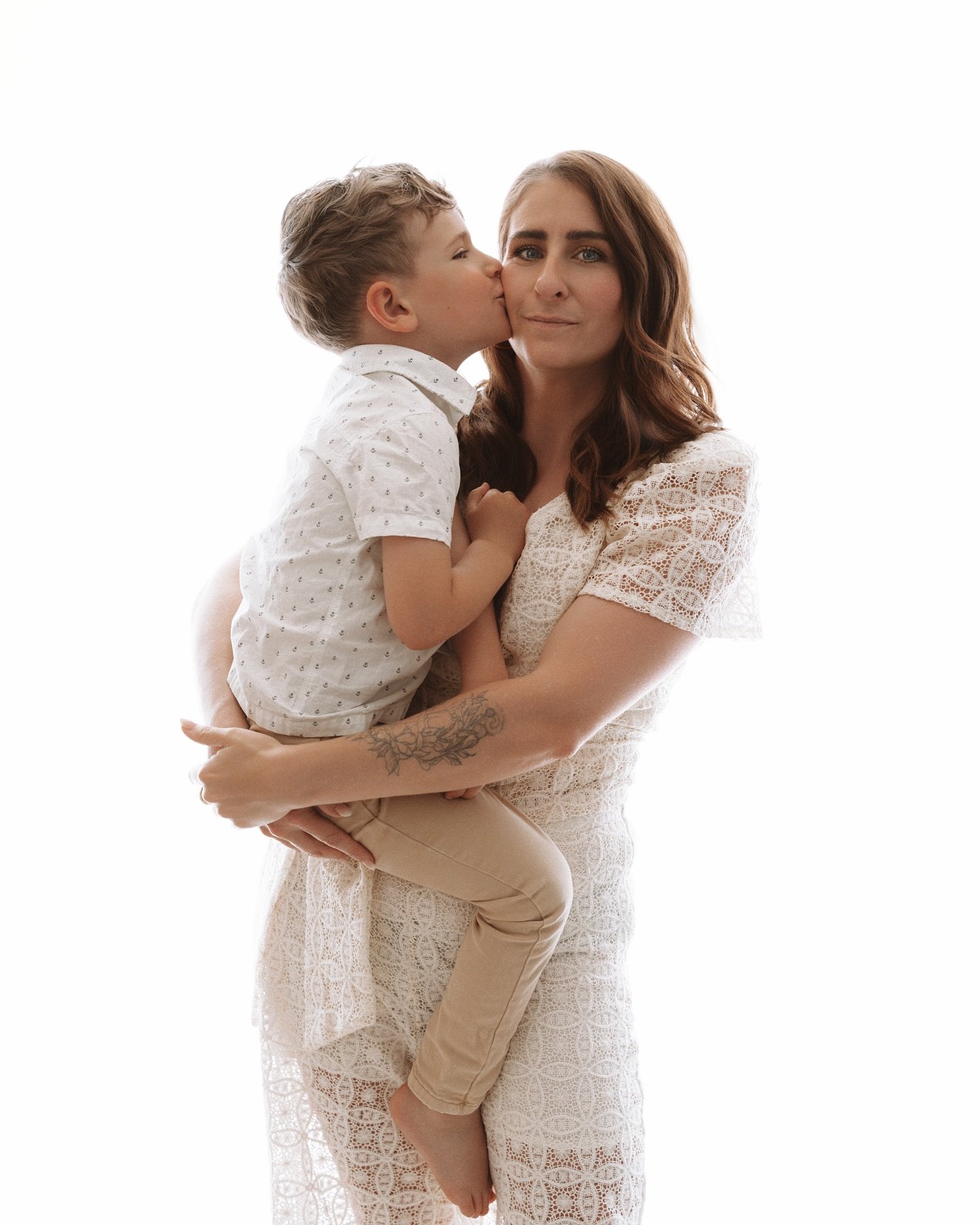 Dans un &eacute;crin de blanc absolu, une maman et son fils se retrouvent, port&eacute;s par la lumi&egrave;re.
Ici, tout est &eacute;pur&eacute;, essentiel.
Un moment suspendu, o&ugrave; l&rsquo;amour s&rsquo;exprime sans artifice, dans la gr&acirc;