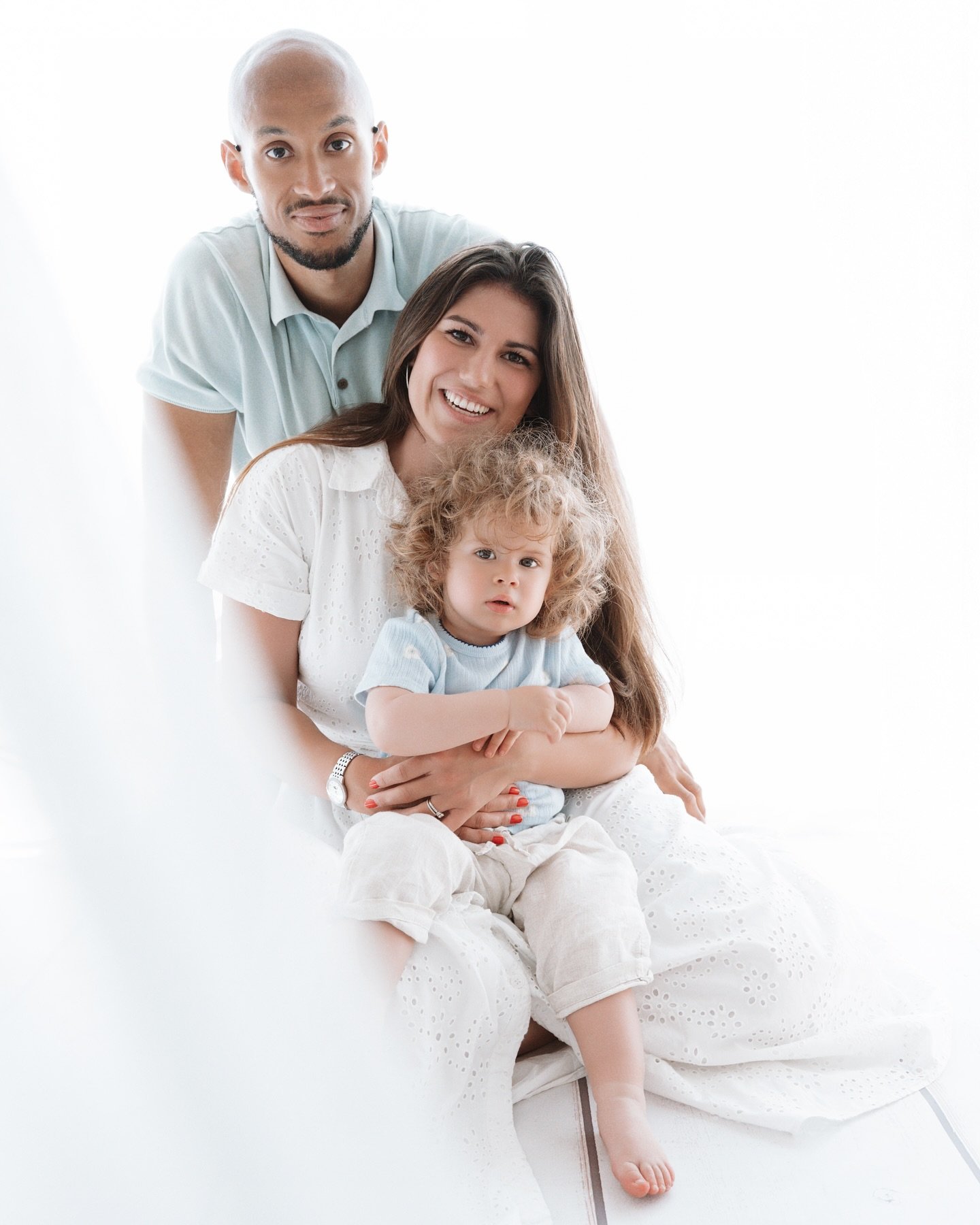 Lumi&egrave;re pure.
Lien sinc&egrave;re.
&Eacute;motion vraie.

Une parenth&egrave;se hors du temps, captur&eacute;e avec douceur et intention.

Mini s&eacute;ance Portrait de Famille, &agrave; partir de 90&euro;.
Pour r&eacute;server votre s&eacute