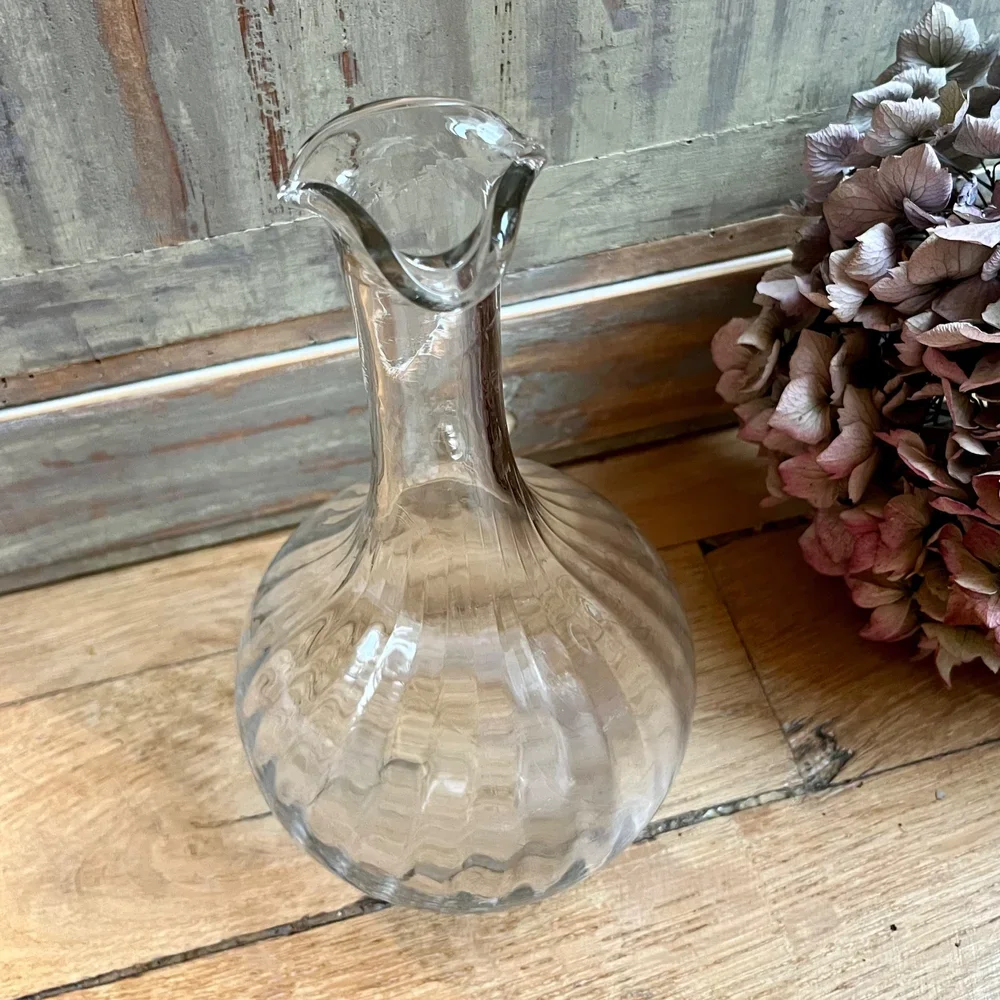 carafe col pincé 2.webp