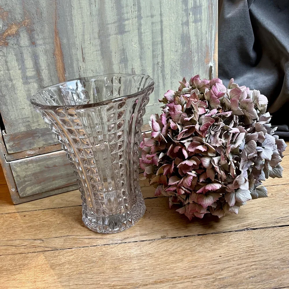 Vase en verre moulé