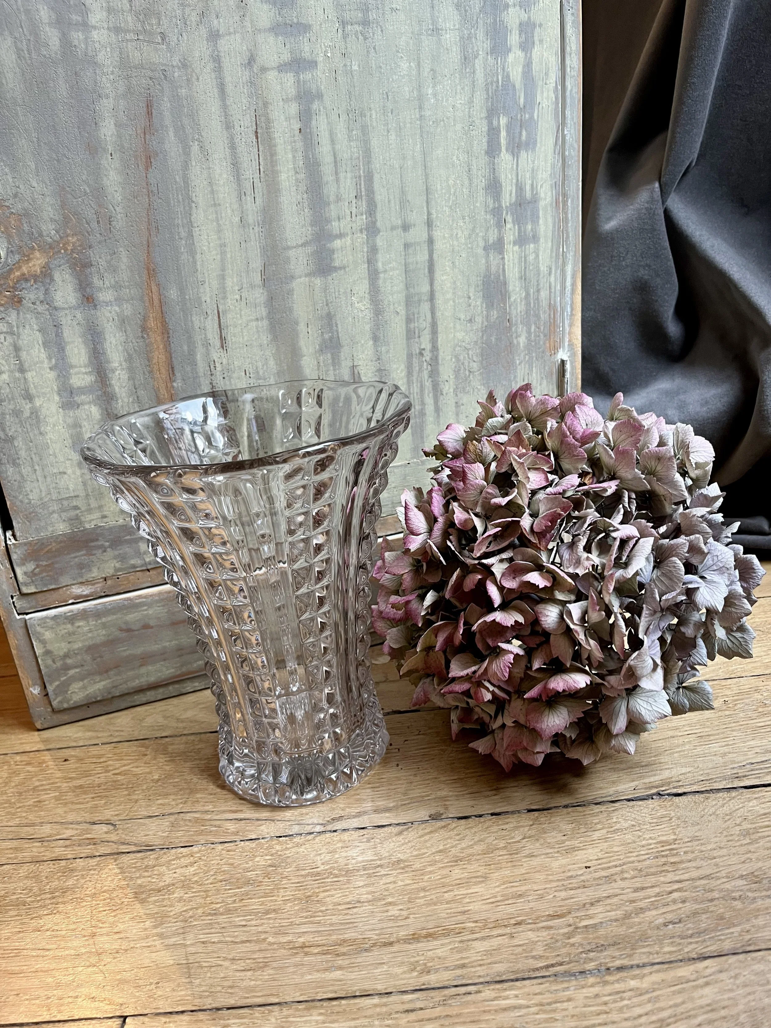 Vase en verre moulé