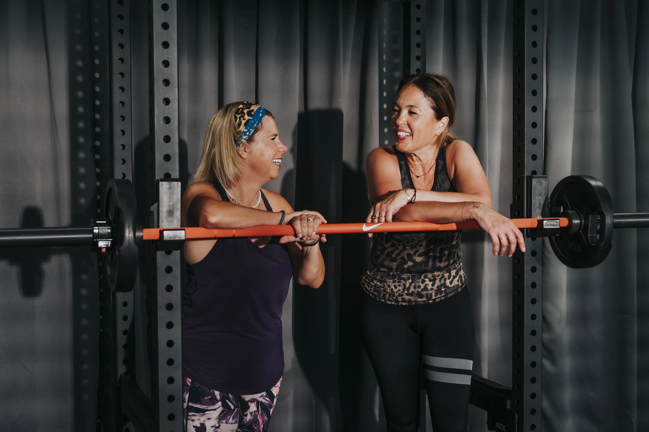 Twee vrouwen trainen samen en lachen tijdens een longevity groepstraining bij Fysic Club Den Bosch