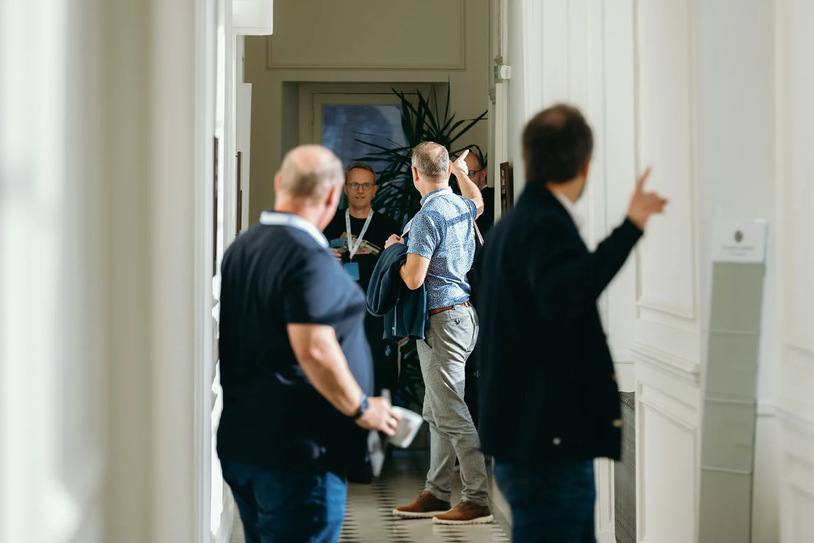 Participants échangeant en atelier collaboratif