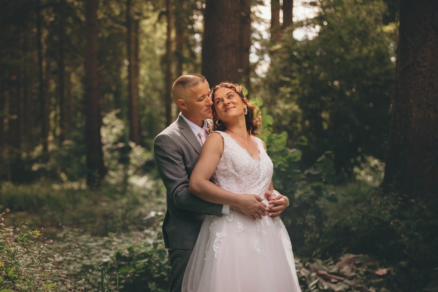 Il n&rsquo;y a pas de r&egrave;gle pour votre s&eacute;ance en couple le jour de VOTRE mariage ! 

Il y a des couples extravagants, des couples tactiles, des couples timides, des couples joueurs&hellip; des couples qui ont h&acirc;te de faire leurs p