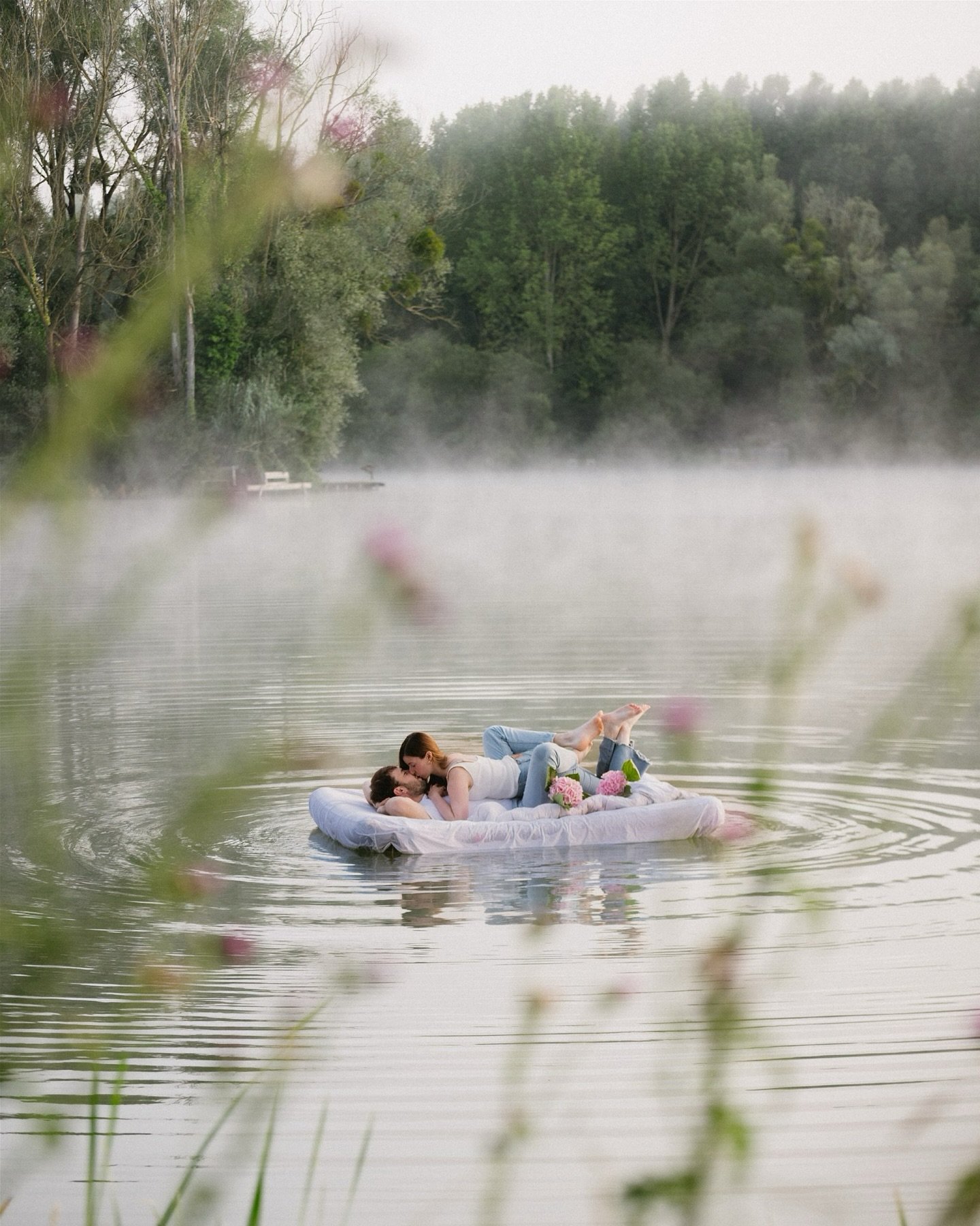 ✨ un peu de logistique pour ce shoot ou il a fallu &eacute;viter les p&ecirc;cheurs, avoir le bon angle du soleil, ne pas trop d&eacute;ranger les poissons, et surtout &eacute;viter de tomber dans l&rsquo;eau haha 

💧Quel bonheur de voir se r&eacute