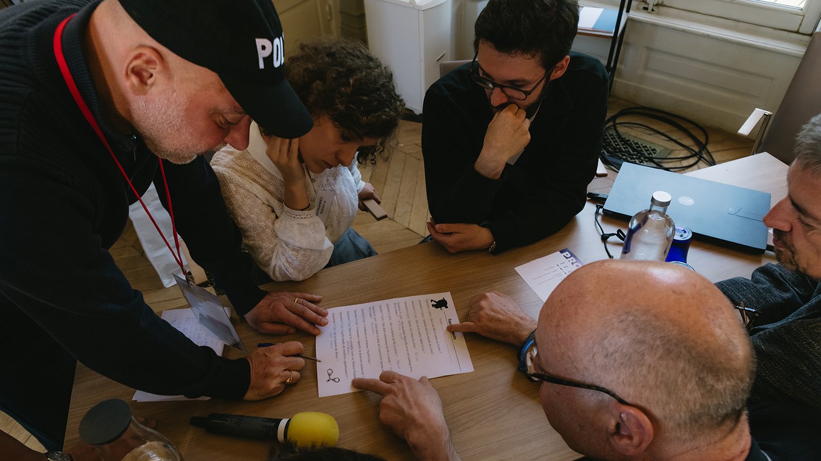 Groupe de participants en réflexion collective