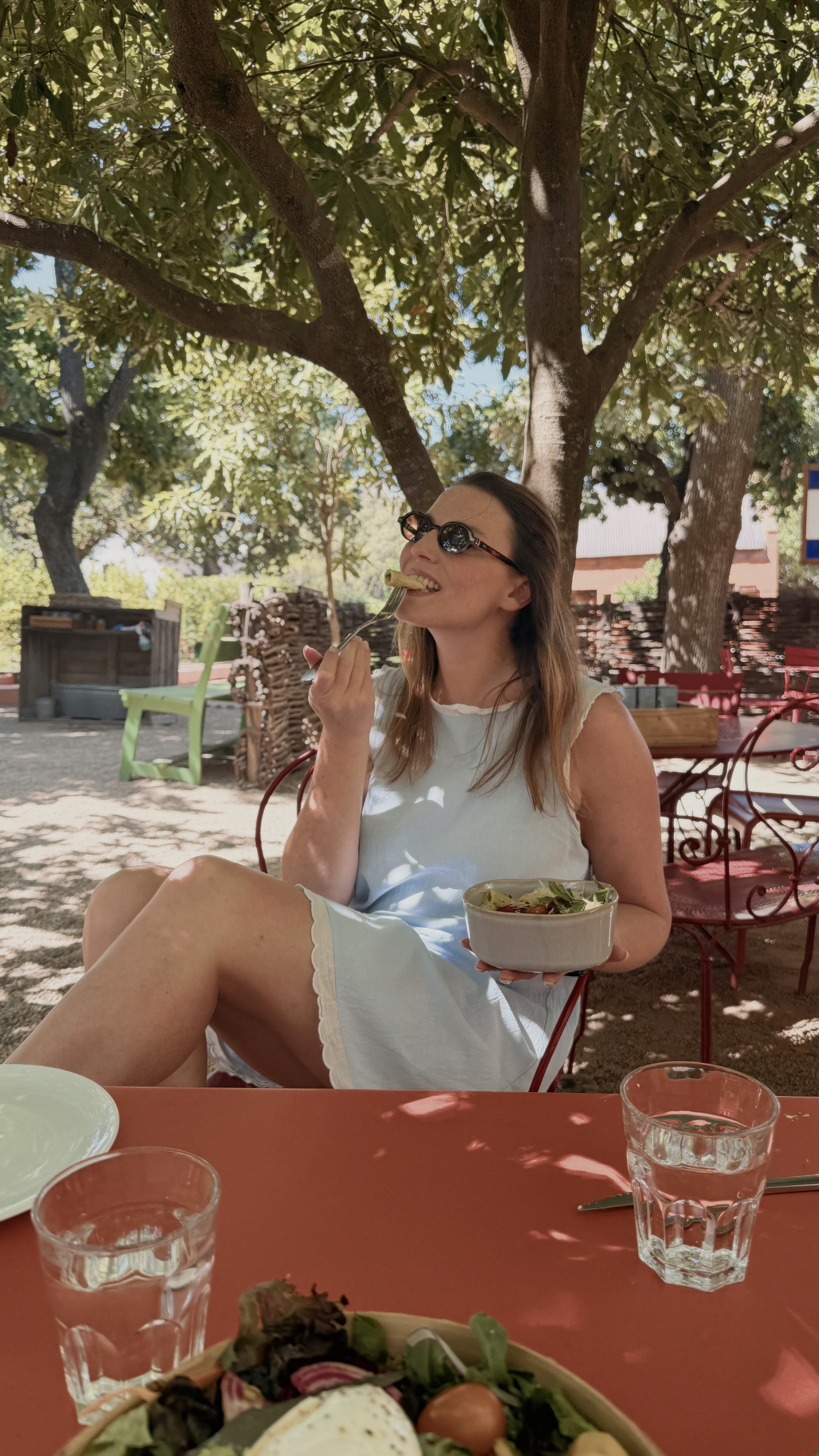 photographe en vacances qui mange en pensant au belles photos qu'elle va faire en Picardie