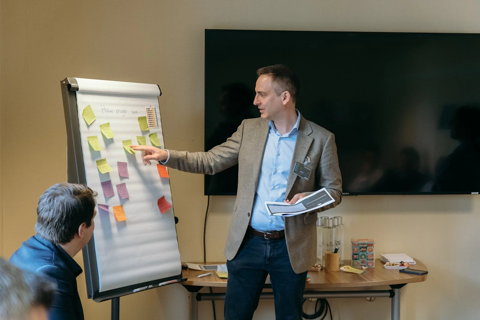 Participants organisant des idées sur un tableau