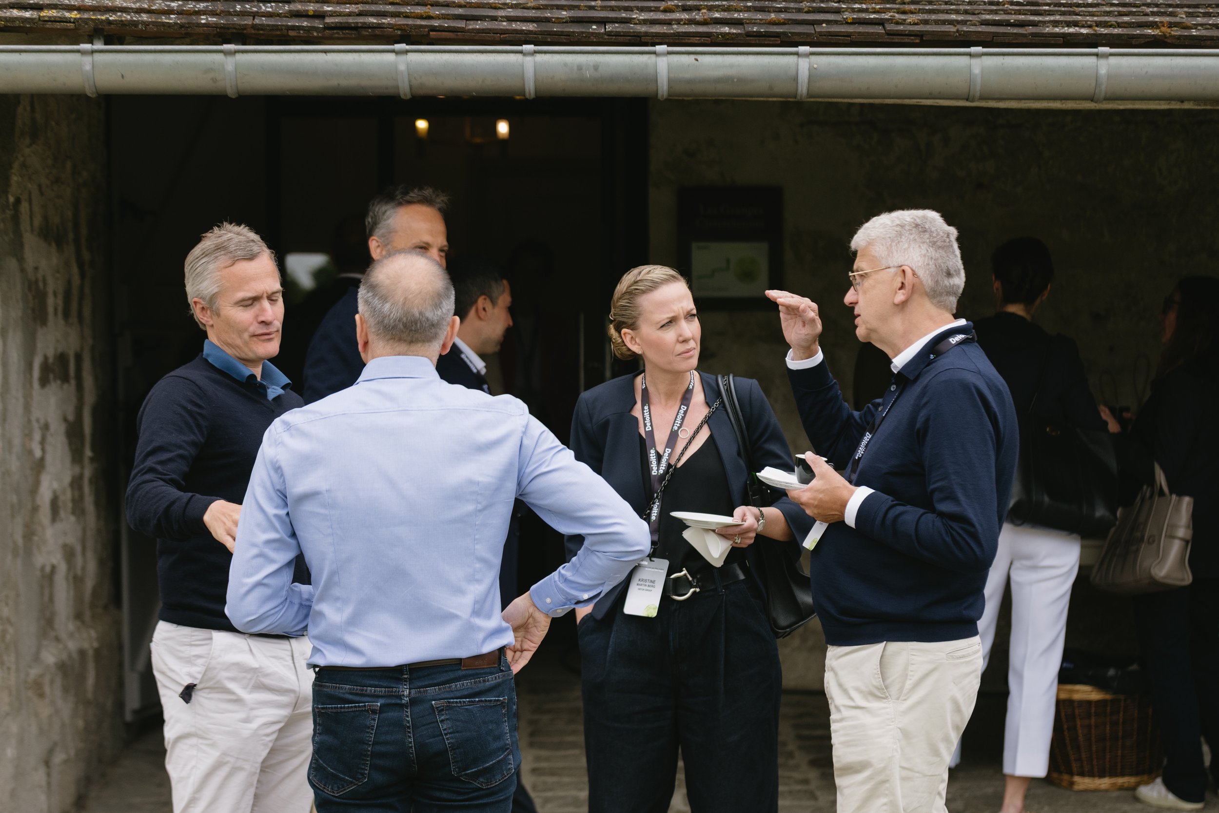 participants échangeants leurs idées lors d'une pause entre deux conferences