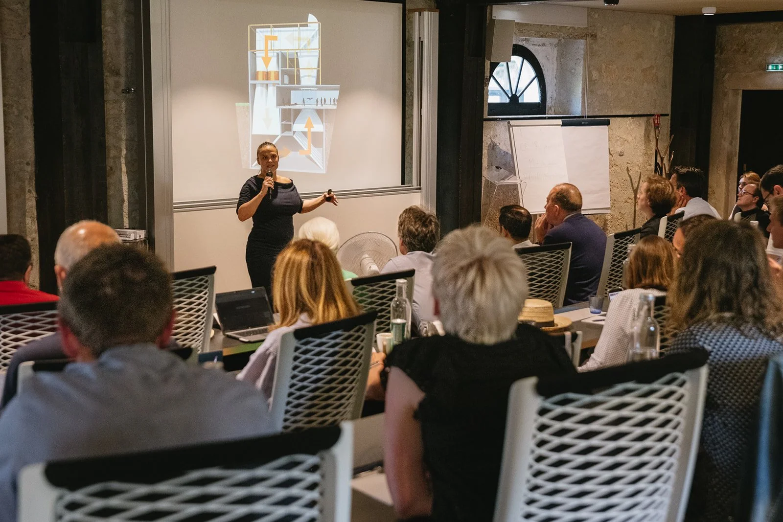Participants assistant à une conférence pendant un séminaire d’entreprise à Beauvais,Reportage photo d’un séminaire d’entreprise chez Chateauform à l’Abbaye de Royaumont