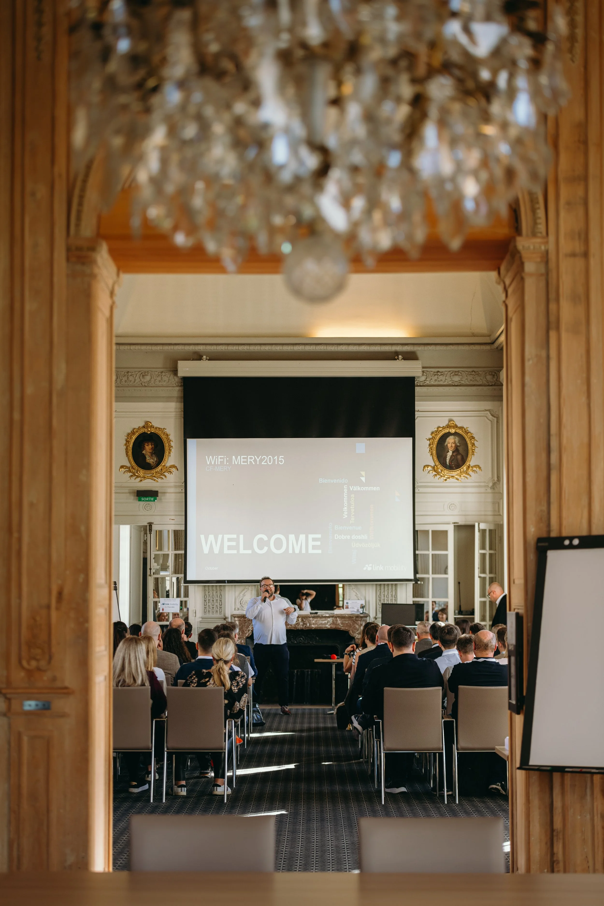 Public attentif lors d’une conférence d’entreprise