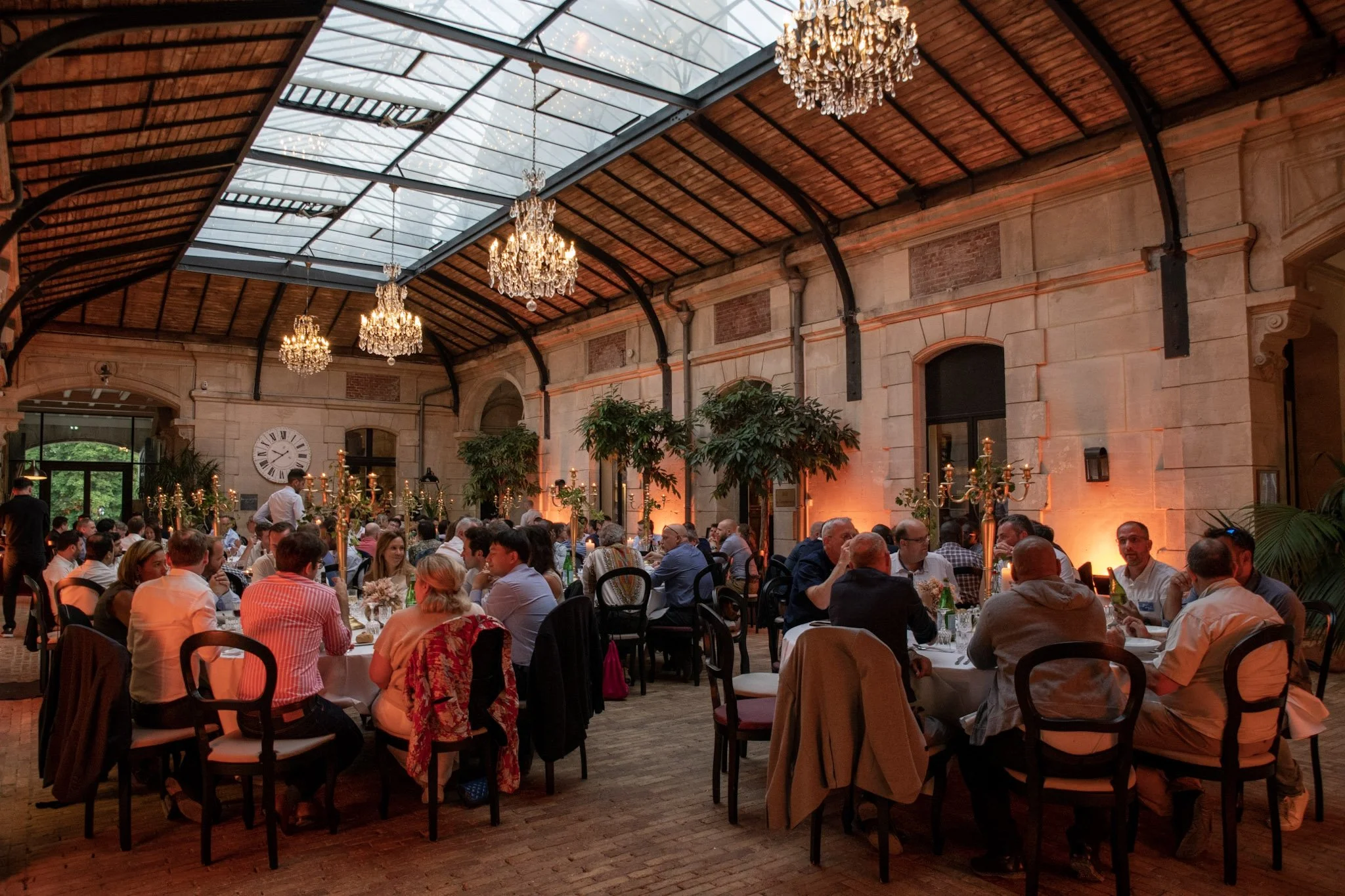 Repas de gala pendant un événement corporate
