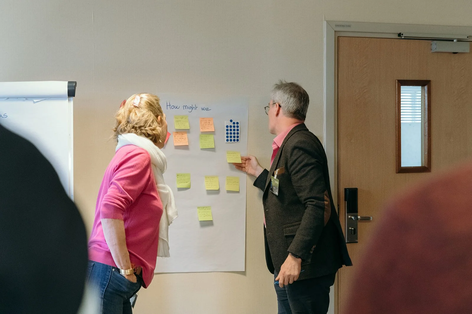 Brainstorming d’équipe avec post-it en séminaire