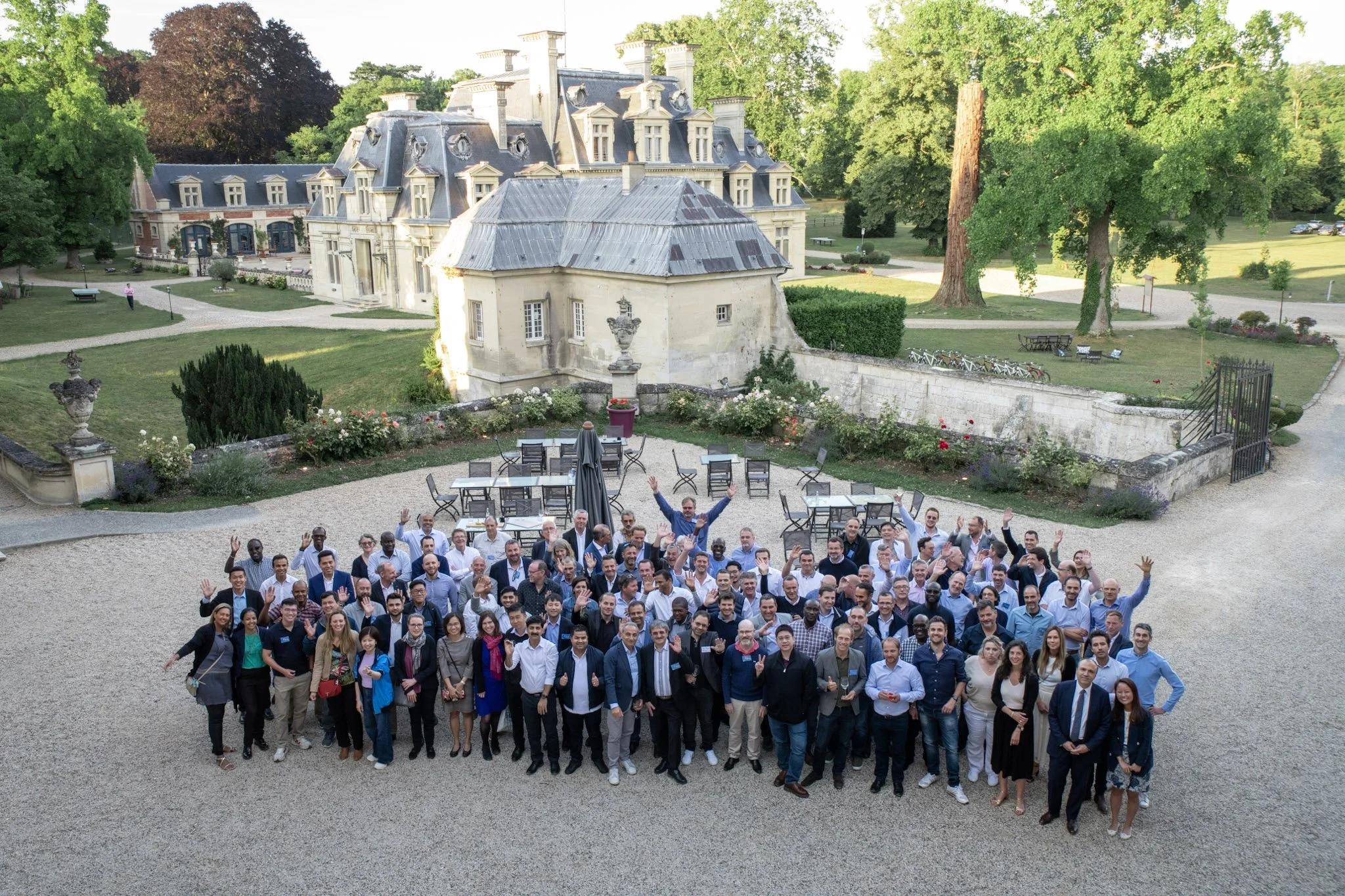 Participants rassemblés pour une photo de groupe pendant un séminaire