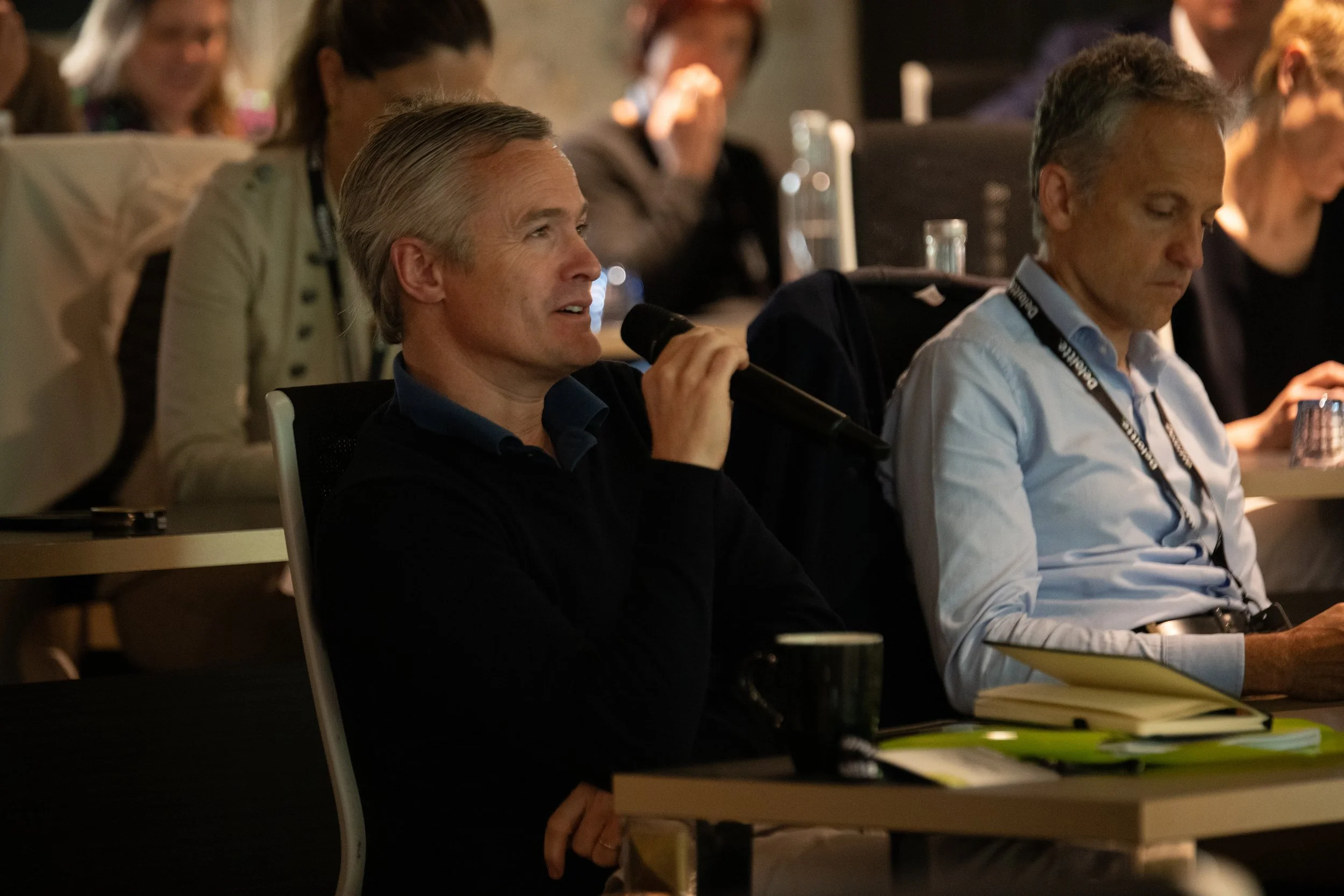 Participant attentif pendant une présentation en séminaire